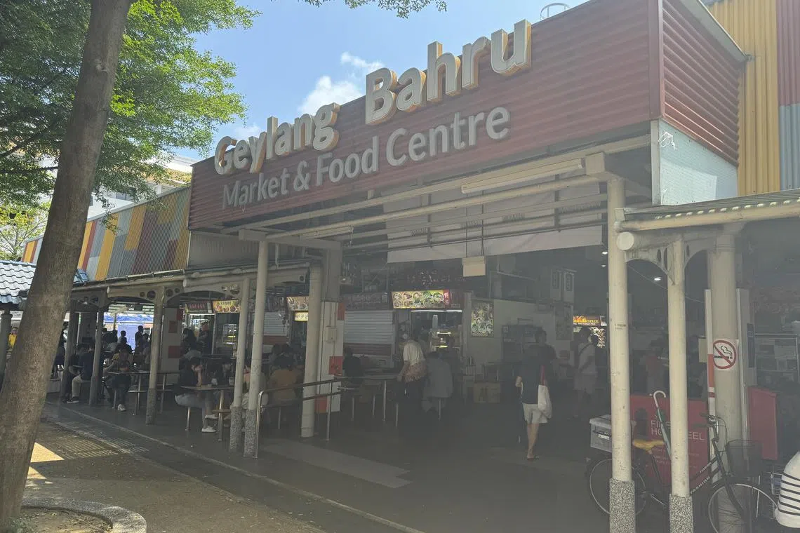 开在芽笼峇鲁巴刹熟食中心的“回味辣椒板面”已有约30年历史，是米其林指南必比登推荐的小贩美食。（翁铭芯摄）