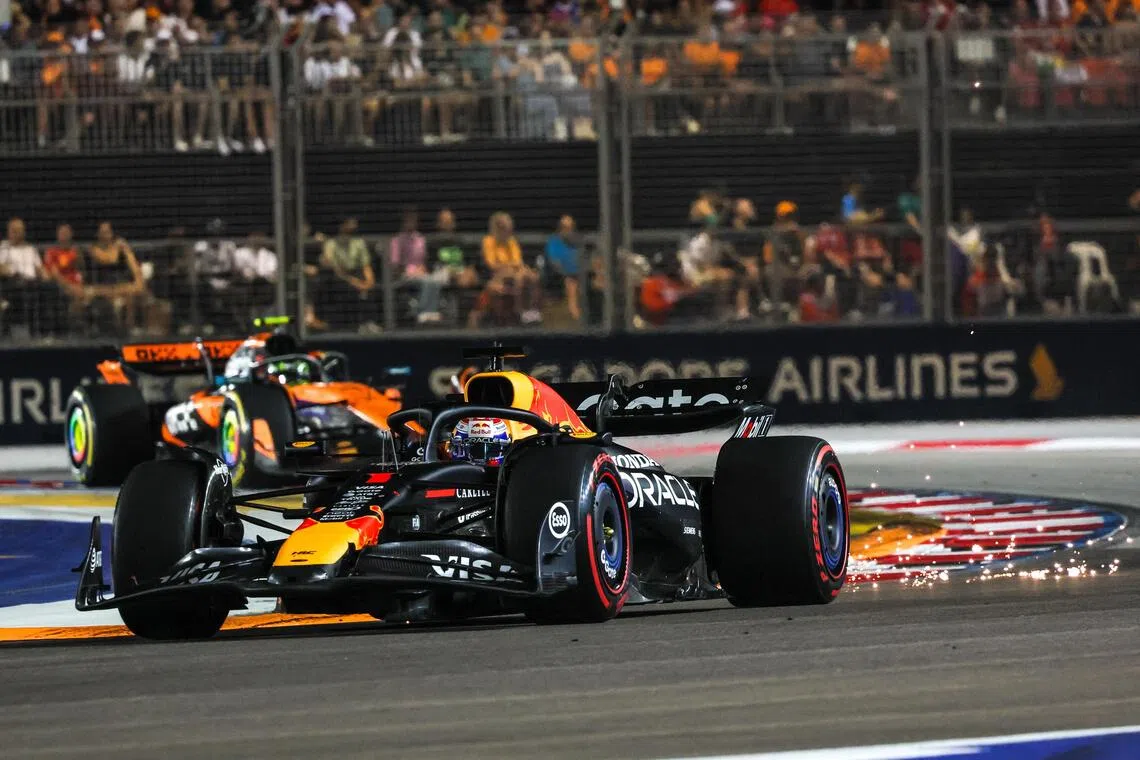 红牛的费斯塔彭（前）在比赛末尾挡住了迈凯伦车手诺里斯（左后）的疯狂追击，守住第二名。（张俊杰摄）