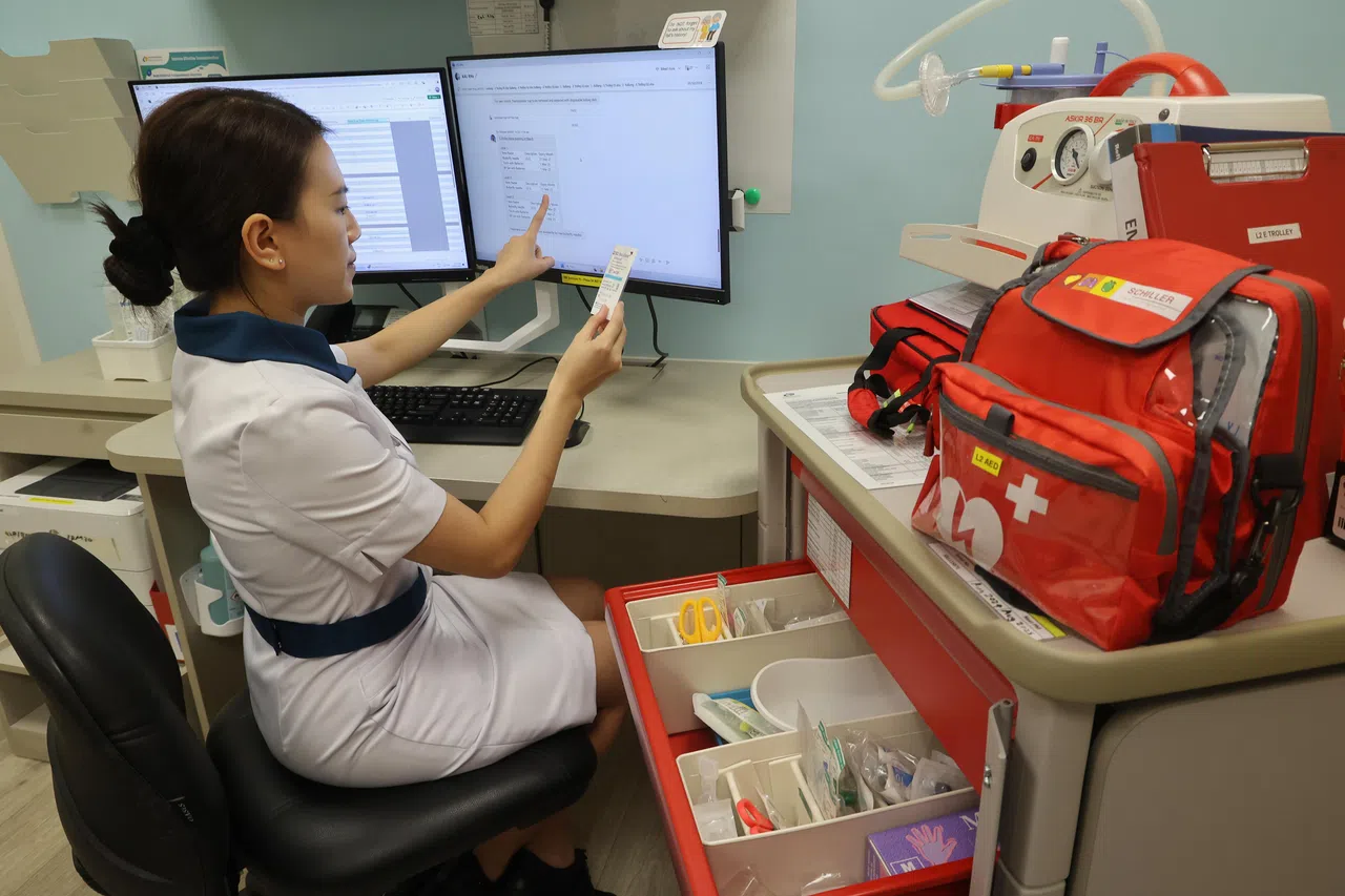 国立健保集团综合诊疗所用自动化技术，帮助护士核查急救推车里的医用物品保质期。（唐家鸿摄）