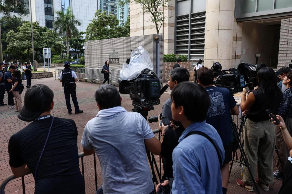 香港媒体聚集在西九龙裁判法院外，等候民主派初选案上诉聆讯开始。（路透社）