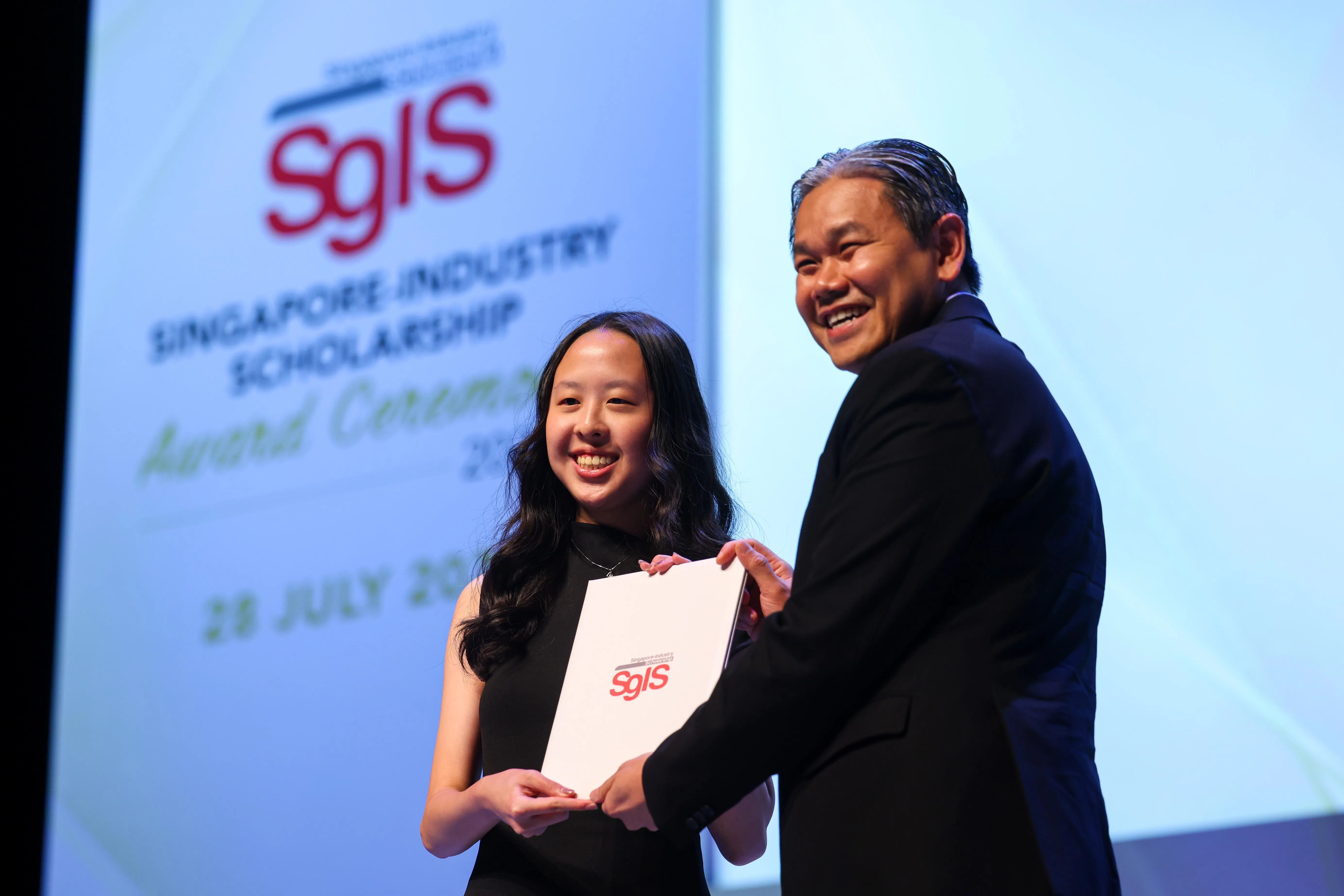 意法半导体（ST Microelectronics）人力资源高级总监符国扬（右）颁奖给其中一名奖学金得主黄靖颖（左）。（林明顺摄）