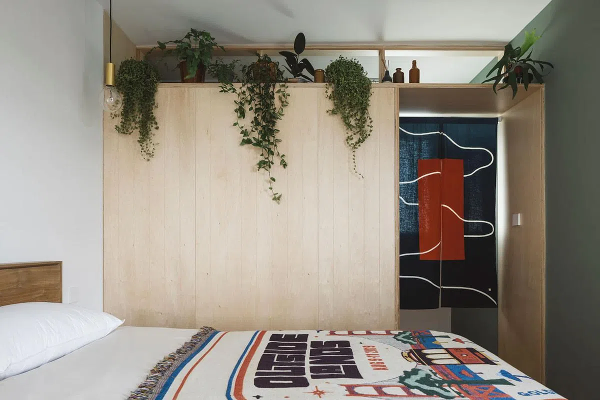屋主的睡床巧妙地安置在衣橱后，保有隐私。（Monocot Studio提供照片）