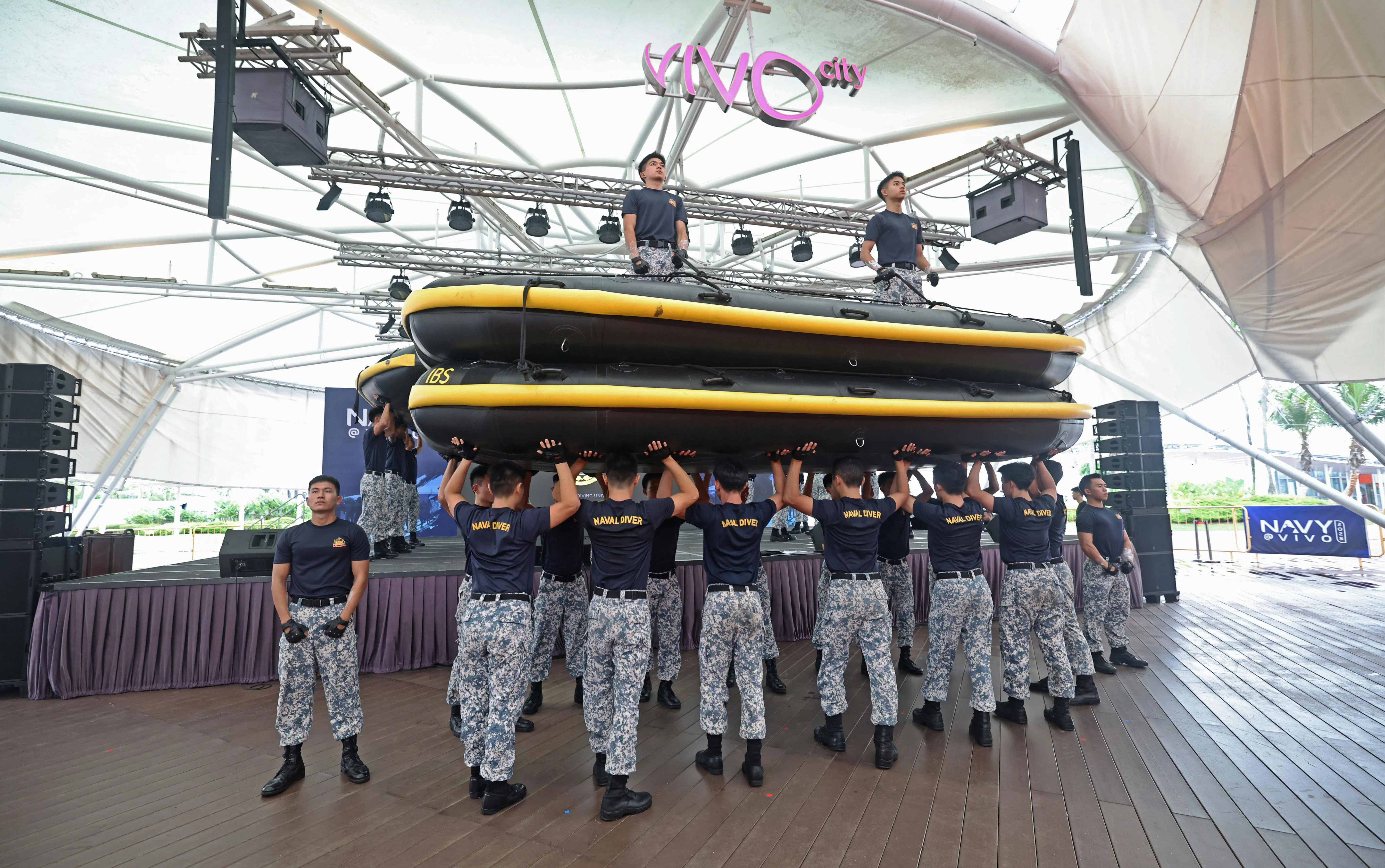 活动期间，海军蛙人也将在怡丰城露天剧场，上演用充气艇进行体能训练的示范表演。（陈渊庄摄）