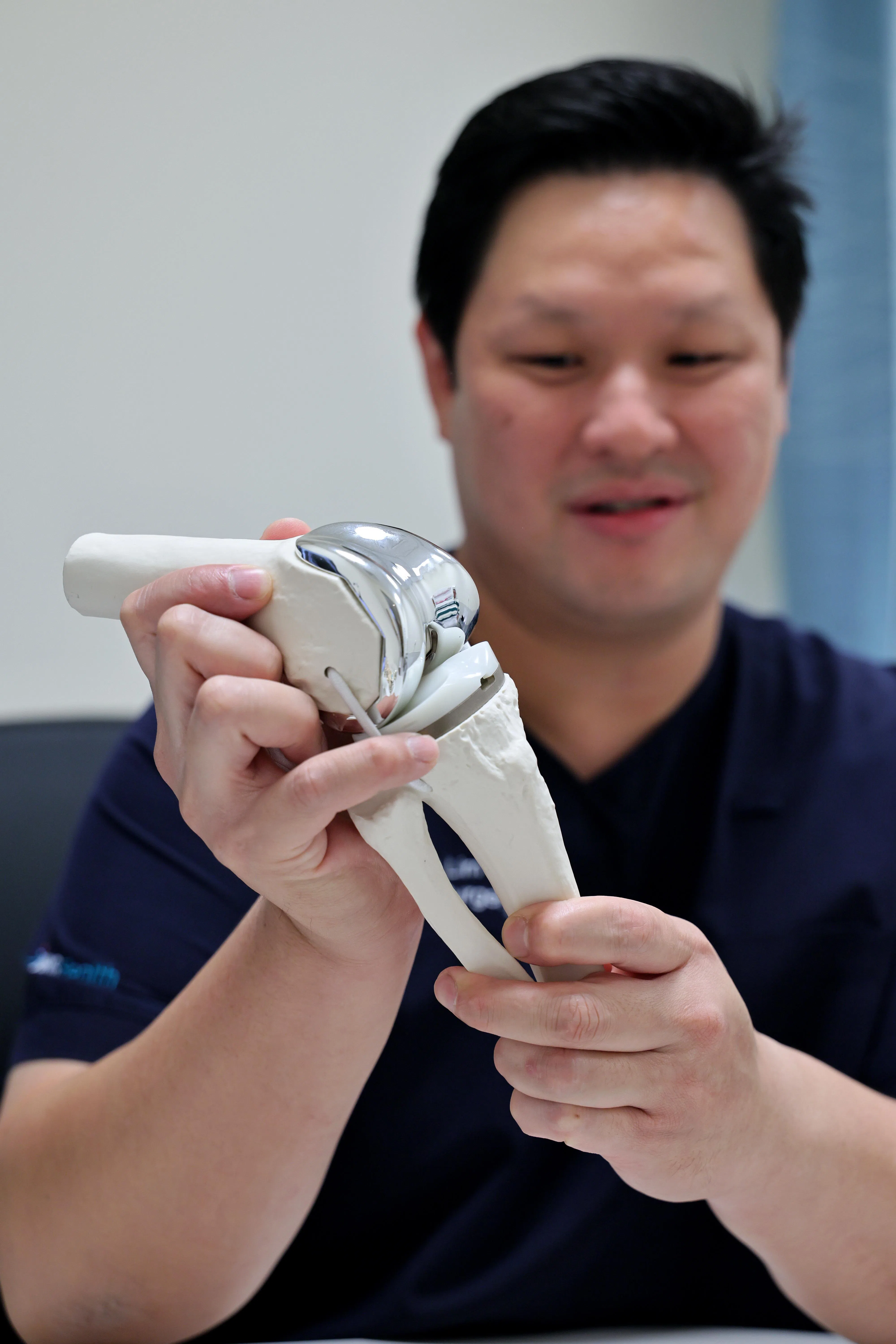 林铭德医生指出，全膝关节置换术的成功率很高。（龙国雄摄）