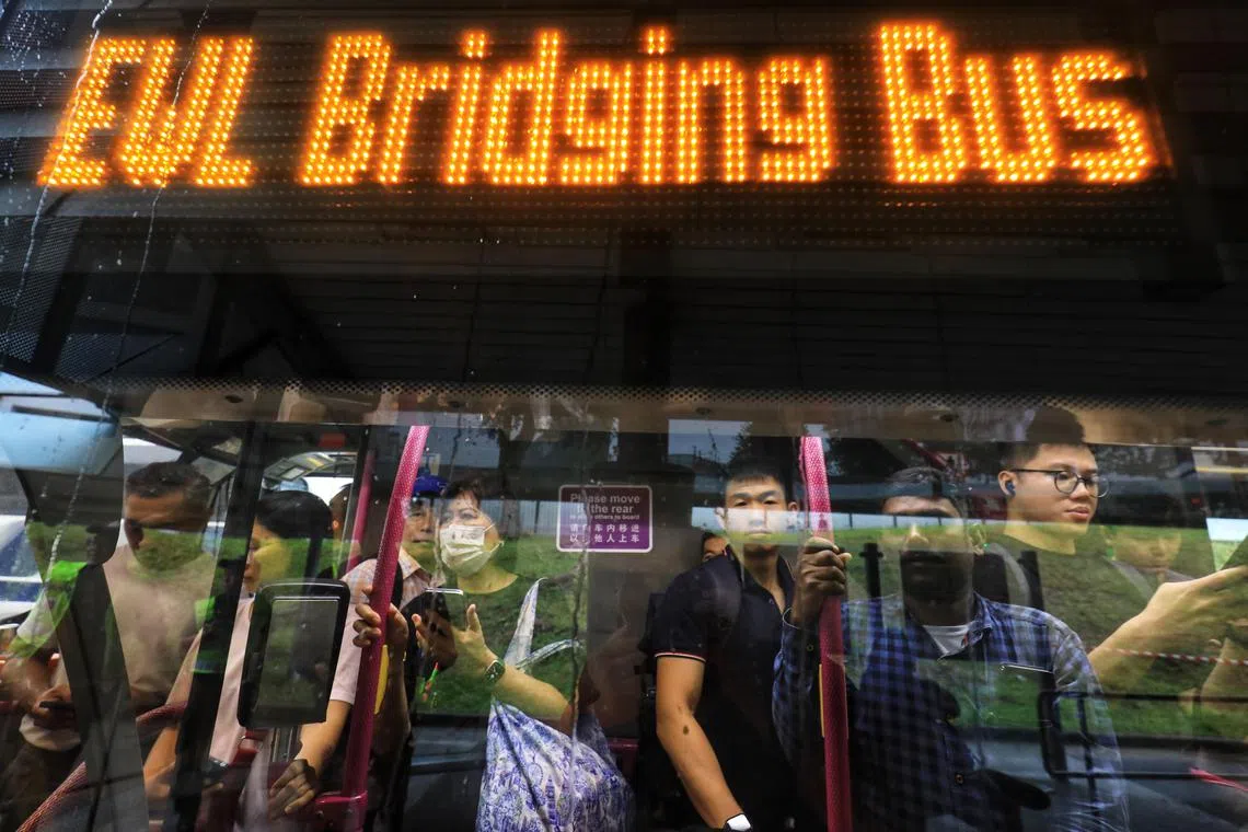 星期四早上，金文泰站没有地铁服务，许多上班上学的公众乘坐免费接驳巴士前往杜弗等地铁站，整体情况井然有序。（何炳耀摄）