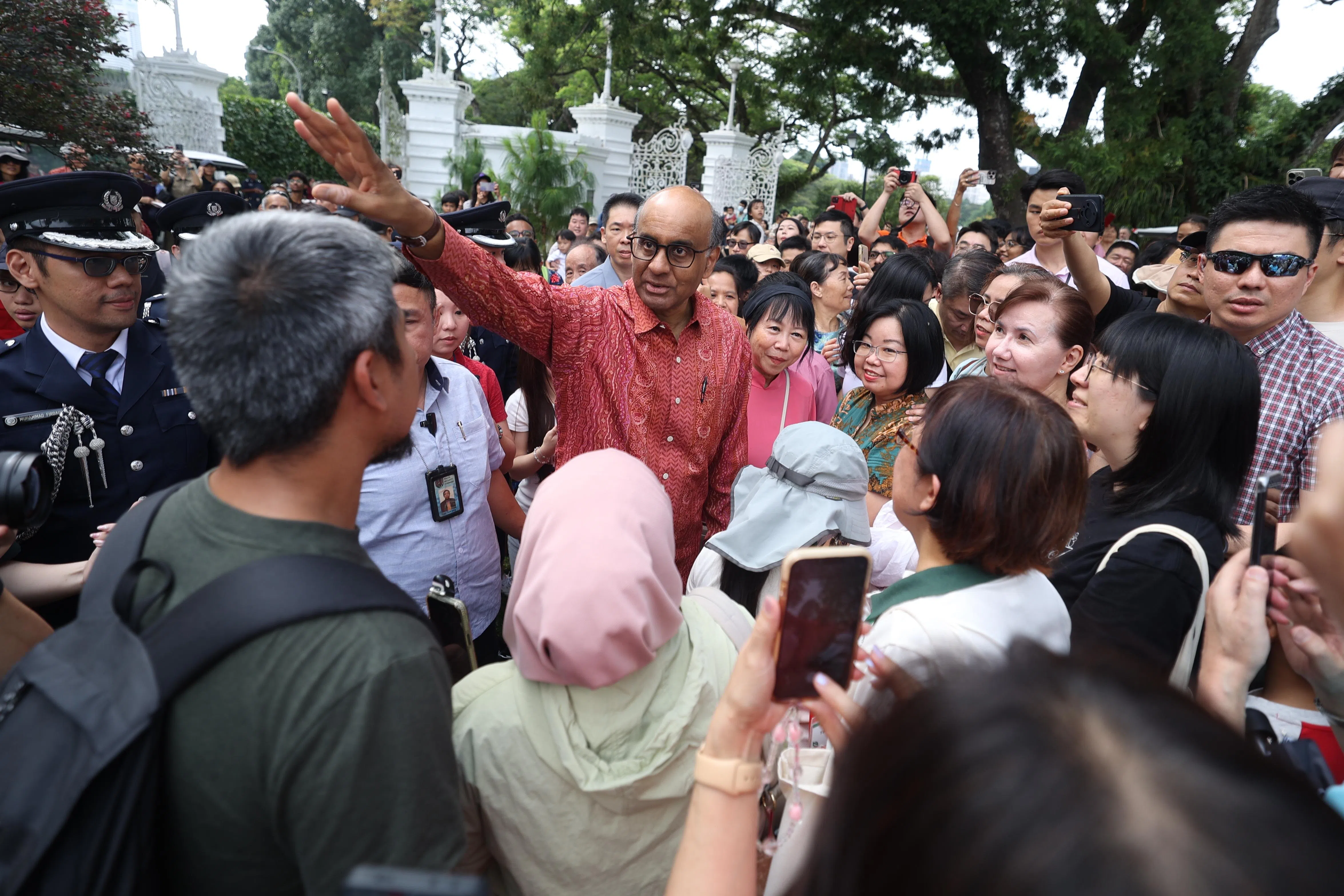 尚达曼总统（红衣者）和夫人珍一藤木现身年初五的总统府新春开放日，受到现场公众与访客热情欢迎。（郑一鸣摄）