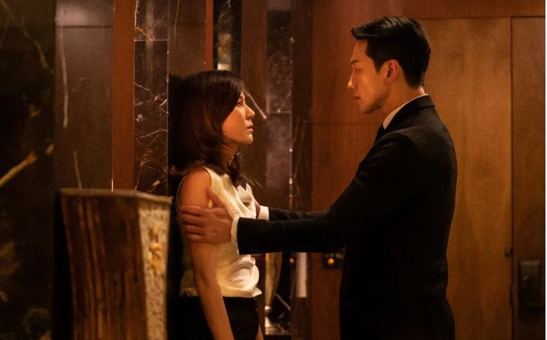 金荷娜（左）和郑智薰在《红天鹅》有着一段危险关系。（互联网）