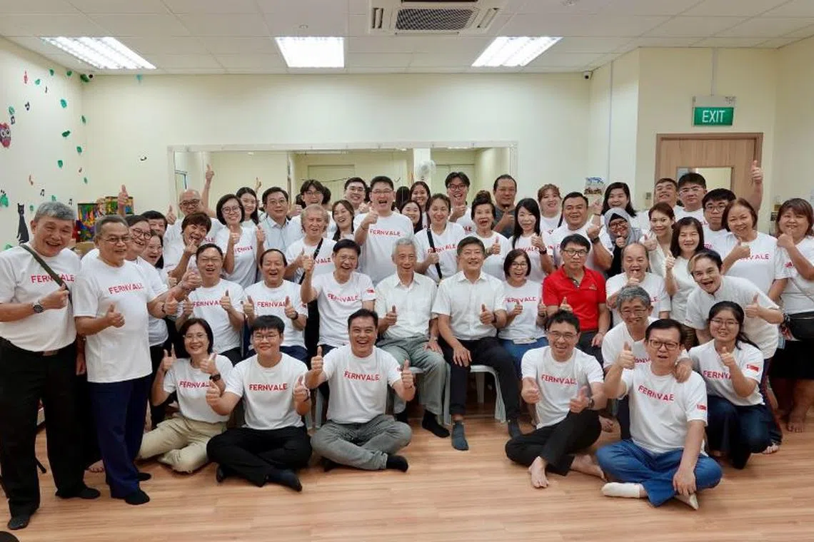 李资政和黄志明与义工们的全体照。（取自tg_connects_teckghee Instagram）