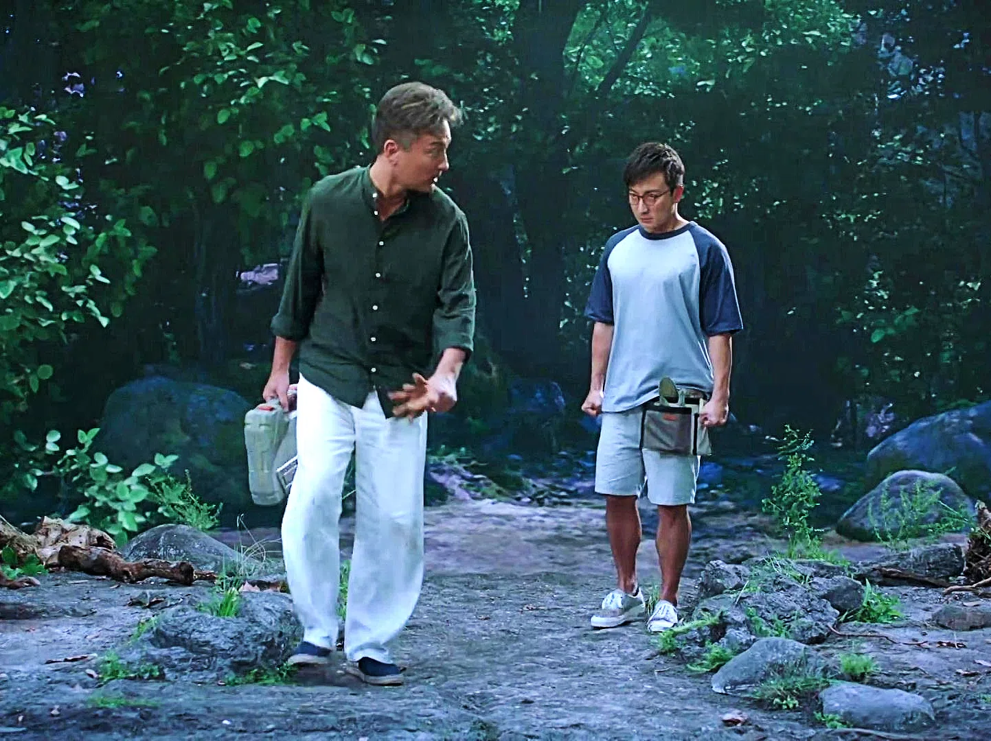 方力申饰演的唐冠峰（右）与父亲（左，黄子雄饰）住在荒岛，长期与世隔绝。（互联网）