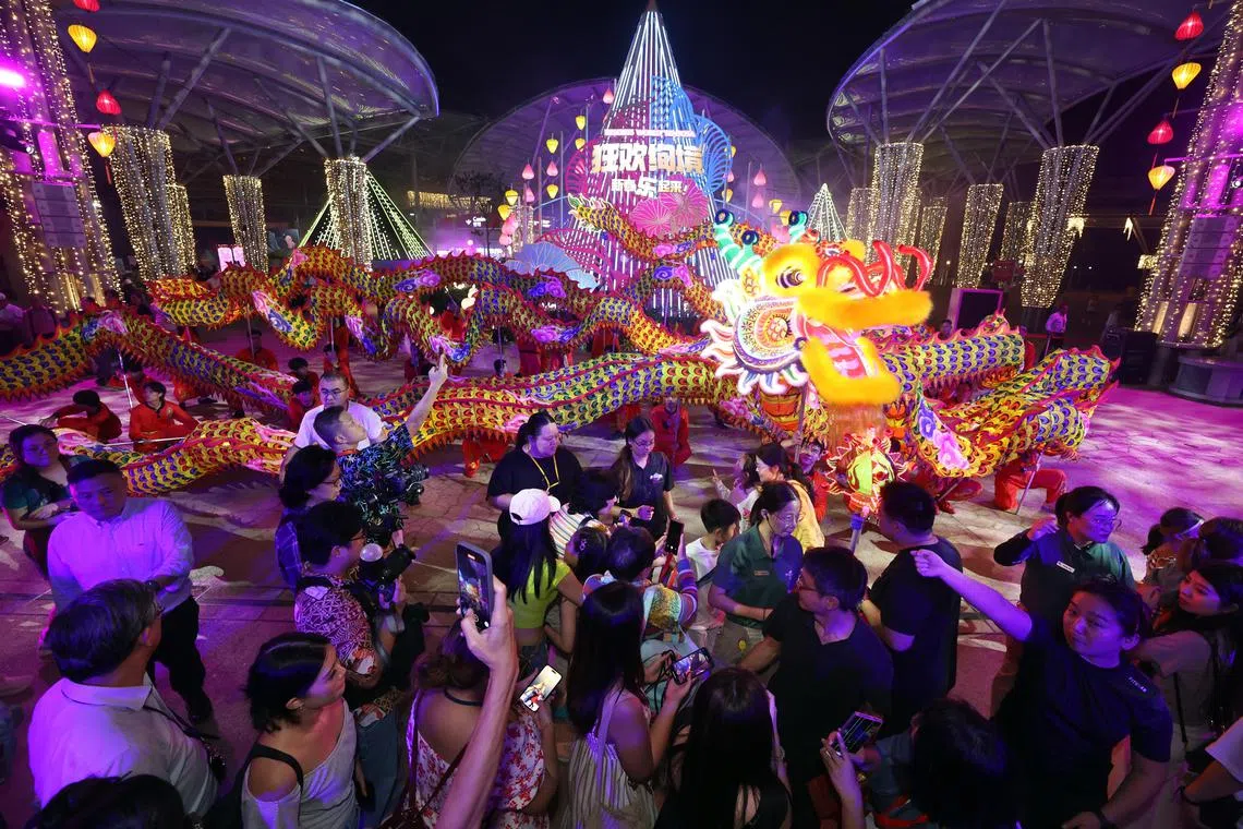 88米长巨龙迎接游客到来。（邝启聪摄）