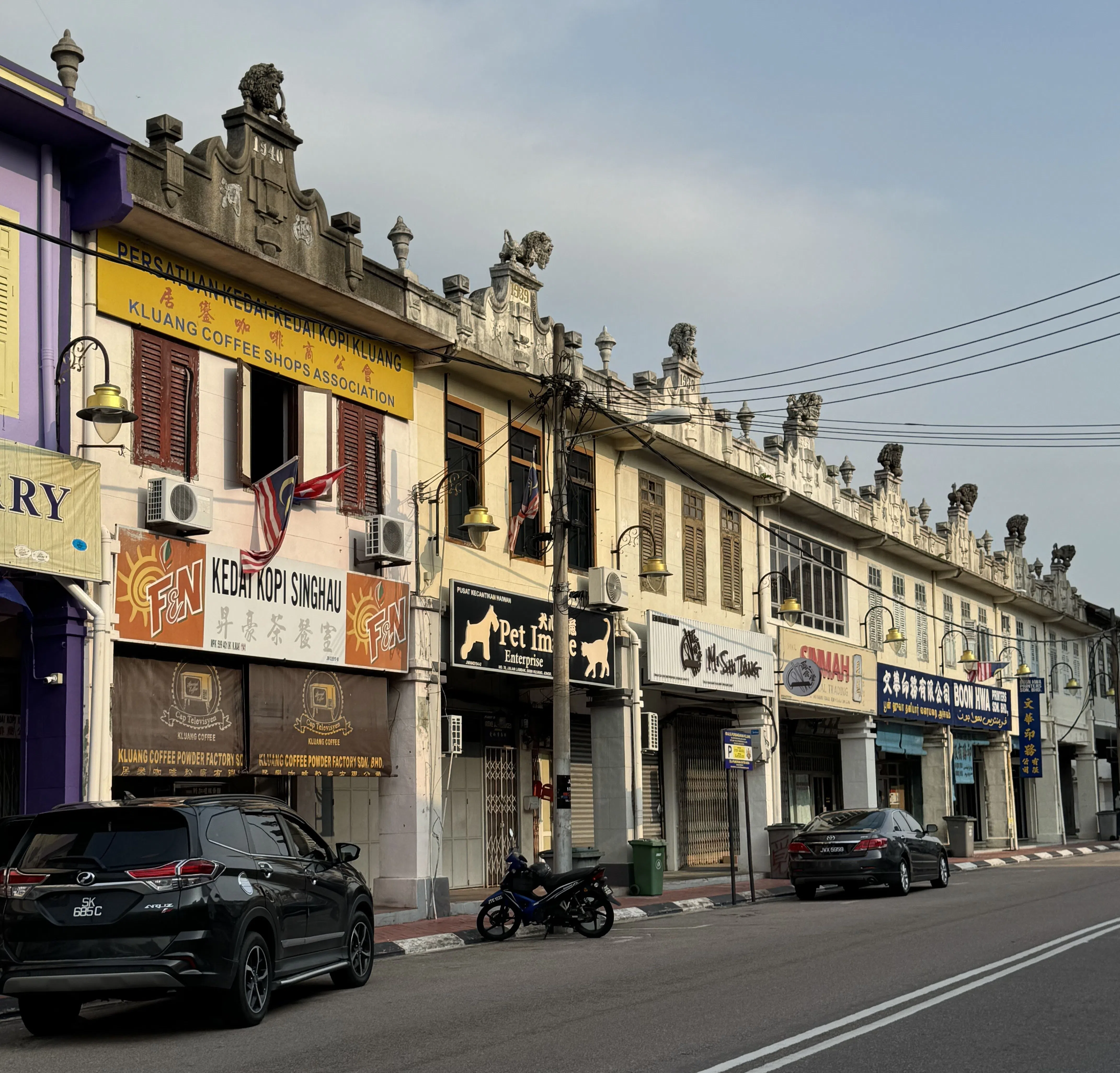 历史街区有狮子雕塑山花的店屋。（作者提供）