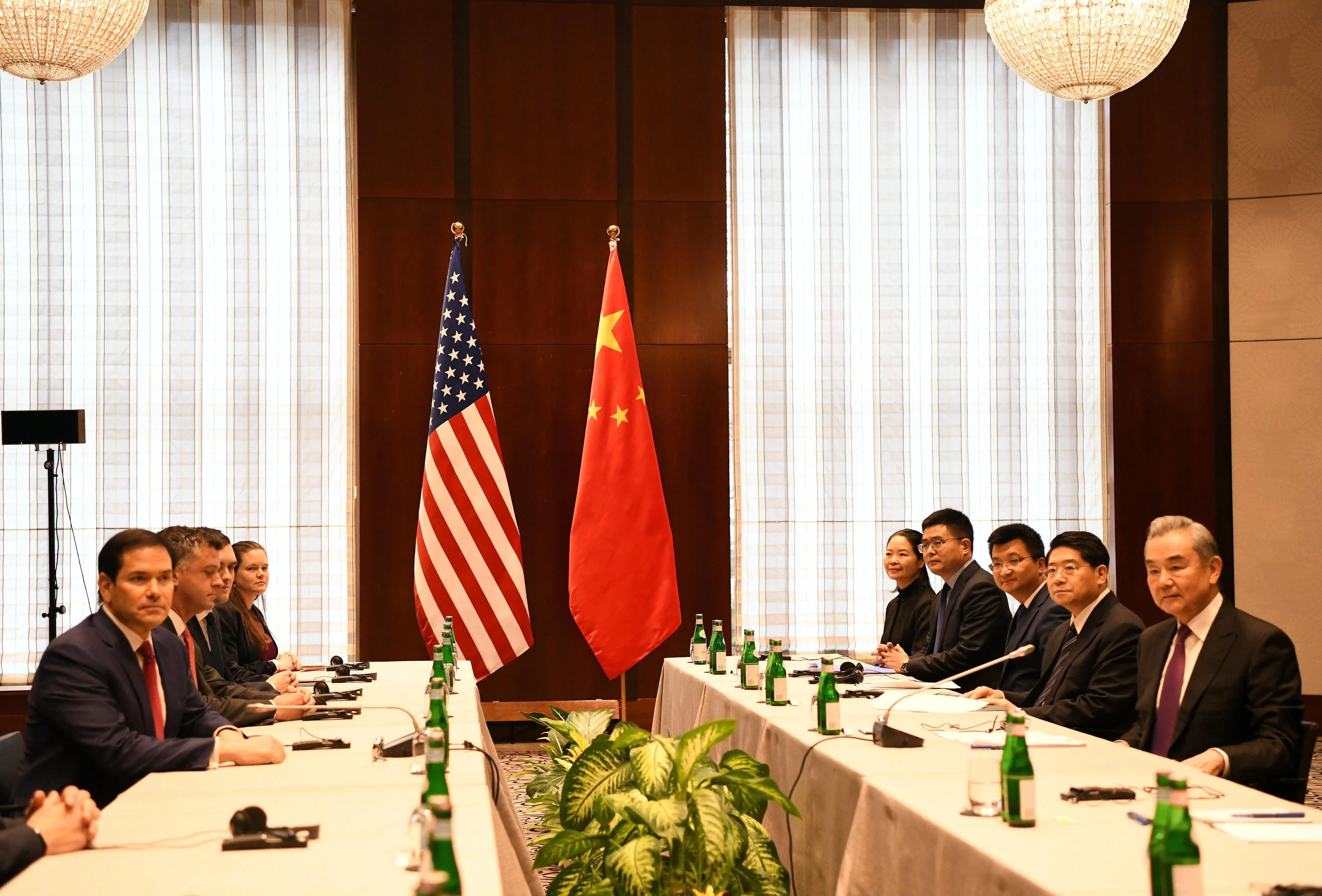 中国外交部长王毅（右一）当地时间2月13日在出席慕尼黑安全会议期间会见美国国务卿鲁比奥（左一）。（中新社）