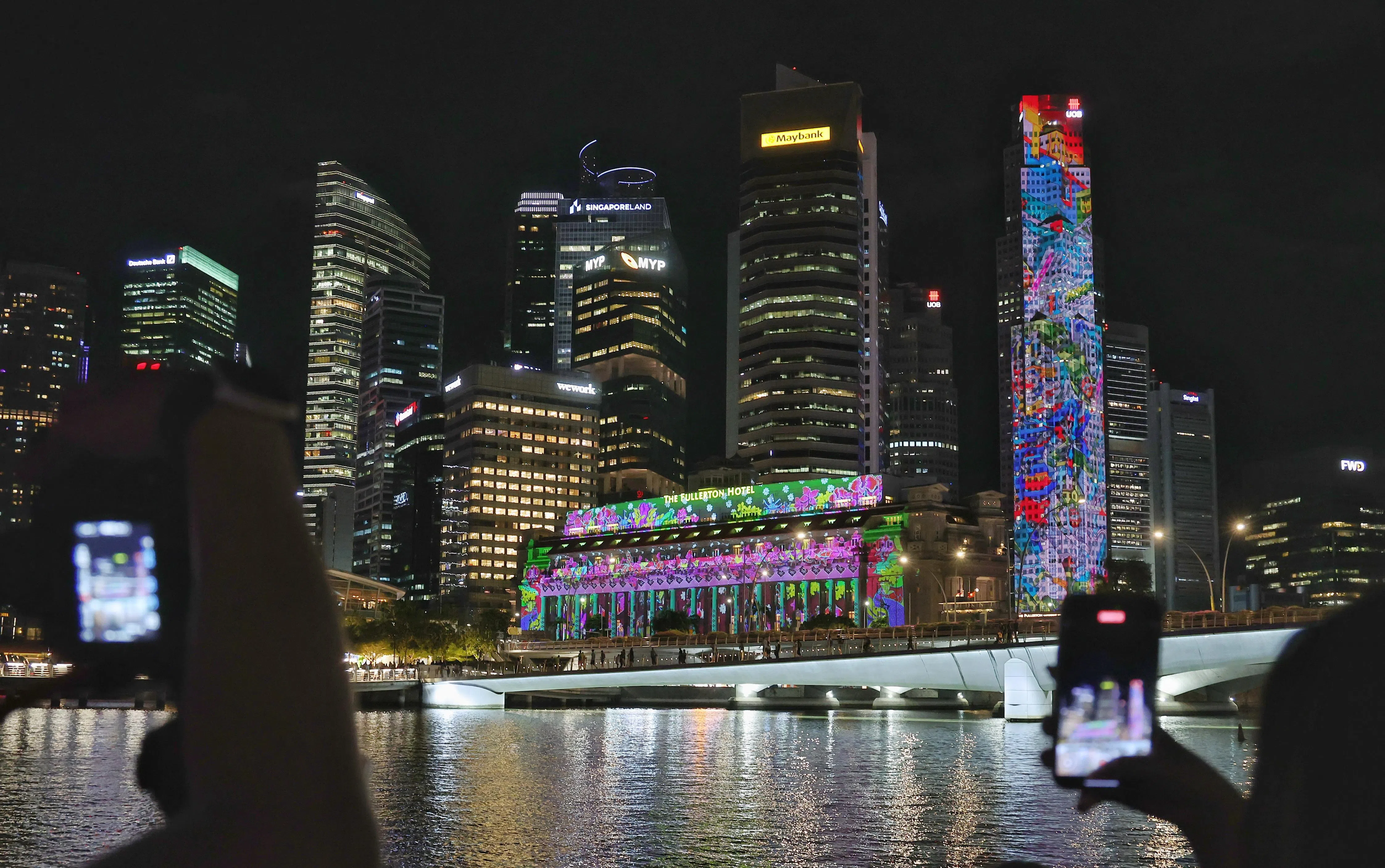 富丽敦酒店投影的这幅作品是现场呈现的其他五件作品之一，以层叠花瓣交织成画面，象征多元差异汇聚而成的和谐与力量。（唐家鸿摄）