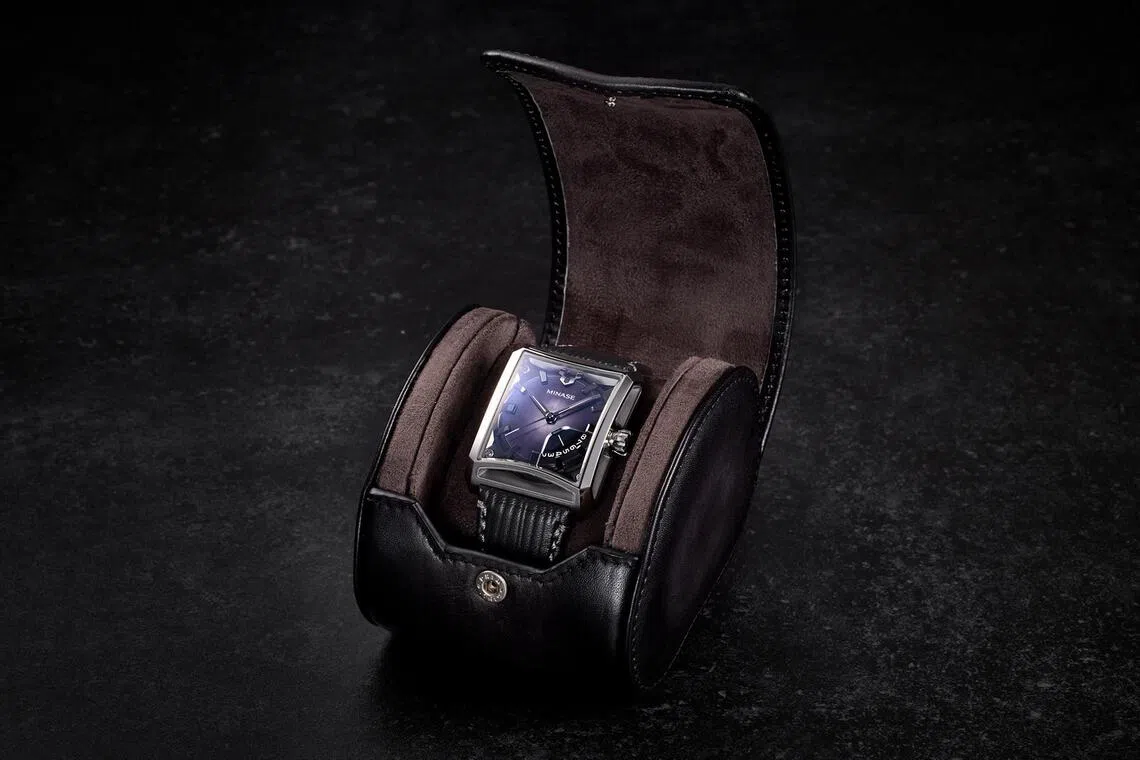 黑色渐变表盘在光线折射下透出深邃优雅的紫色。（Minase提供）