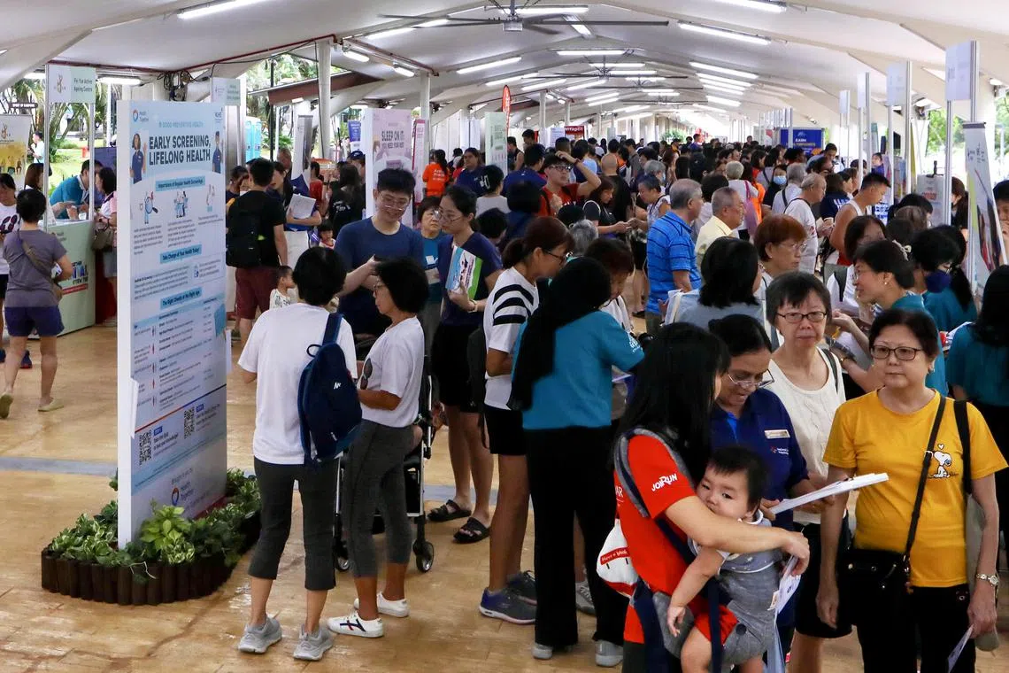 第四场“健康同行”嘉年华星期六（7月12日）在油池的甘榜亭（Kampung Pavilion）举行，吸引逾千名居民参与。（张恺恩摄）