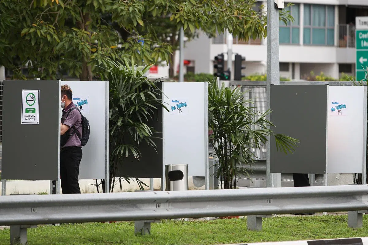 疫情之下，转换站在吸烟区安装隔板。（档案照）