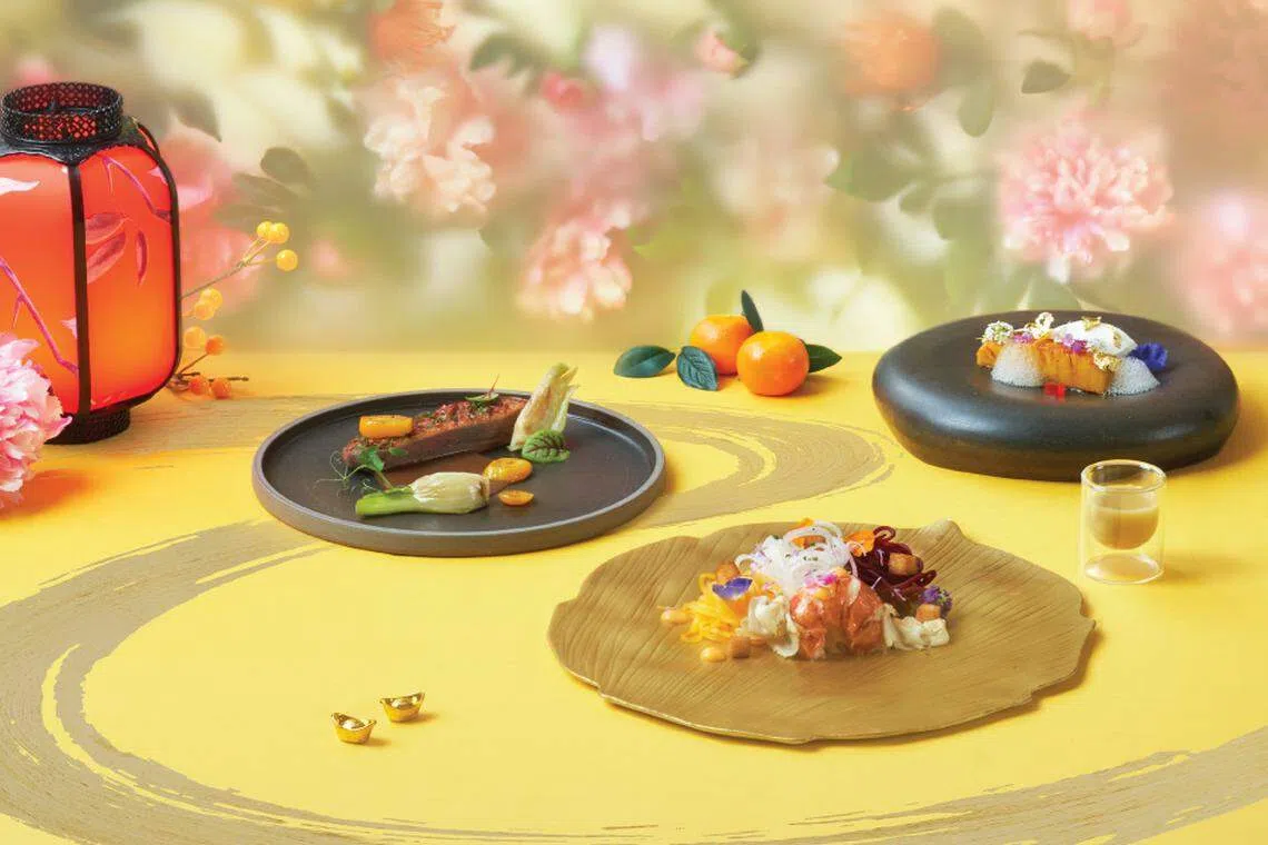 table65的五道式新年套餐包括七彩鱼生、开胃小菜、野生鱿鱼、香煎鹅肝、烤鸭，配三款白酒鸡尾酒。（餐馆提供）