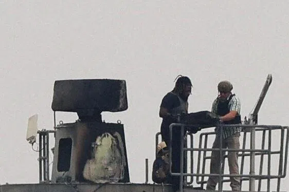 伊拉克安全部门周六指美国驻巴格达大使馆遭到导弹袭击，美国士兵随后前去进行检查。（路透社）