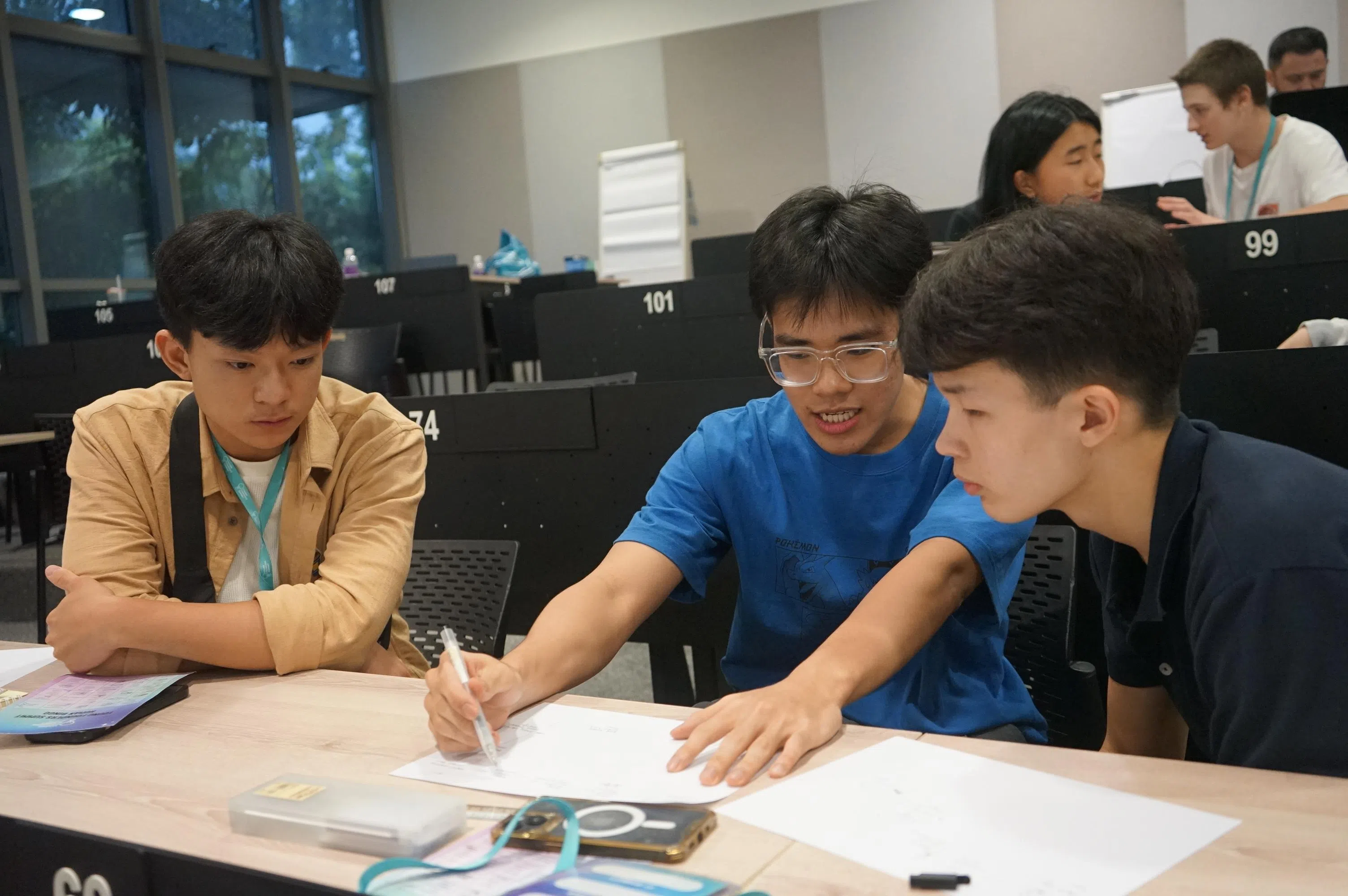 张泽伟在2023年再度参与YFS时，得克服团员之间的文化差异，在有限时间内达成共识。图为张泽伟（中）当时在训练营里进行团队讨论。（受访者提供）