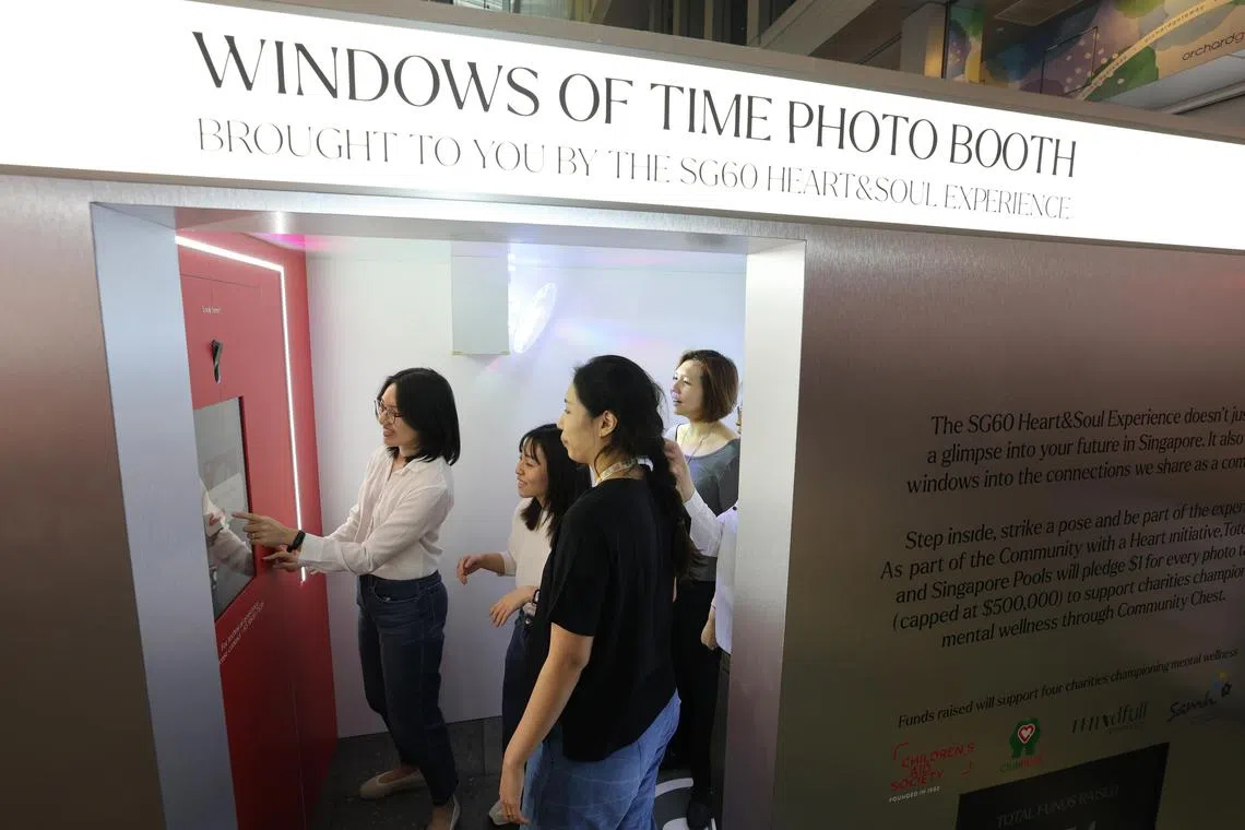公众每在照相亭拍一张照片，新加坡赛马博彩管理局和新加坡博彩公司将捐款1元，至最多50万元。善款将用于支持四个心理健康慈善机构。（邬福梁摄）