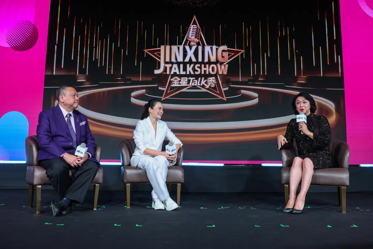 金星（右）在ATF活动上官宣并介绍《金星Talk秀·2024国际版》，并邀请金马影后杨雁雁（中）、著名爵士钢琴家蒙特罗（Jeremy Monteiro，左）到场助威。（白艳琳摄）