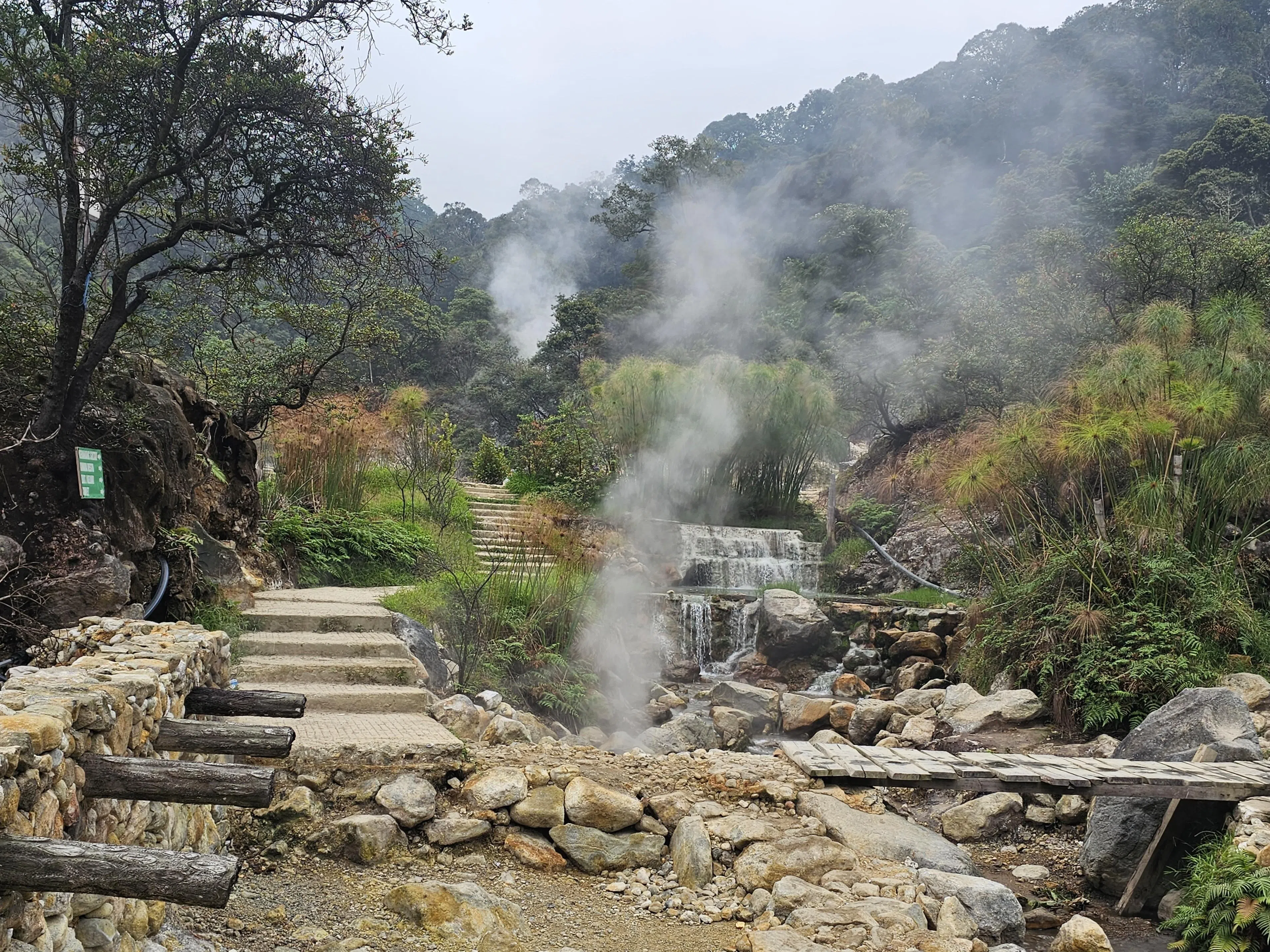 火山湖白烟缭绕，独特景色难得一见。（莞尔摄）