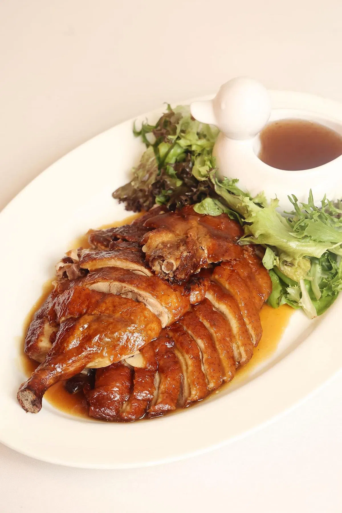 至尊特色伦敦鸭选用爱尔兰银山农场的鸭只，淋上咸香酸梅酱。（陈渊庄摄）