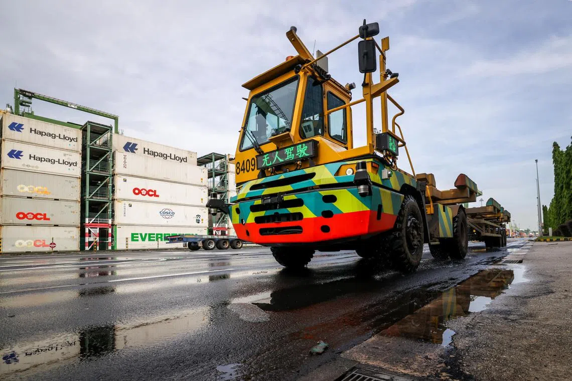 目前巴西班让港口内，有30辆无人驾驶拖车头（图）在试点运行。港口也有1400多辆由司机驾驶的普通拖车头。（叶振忠摄）