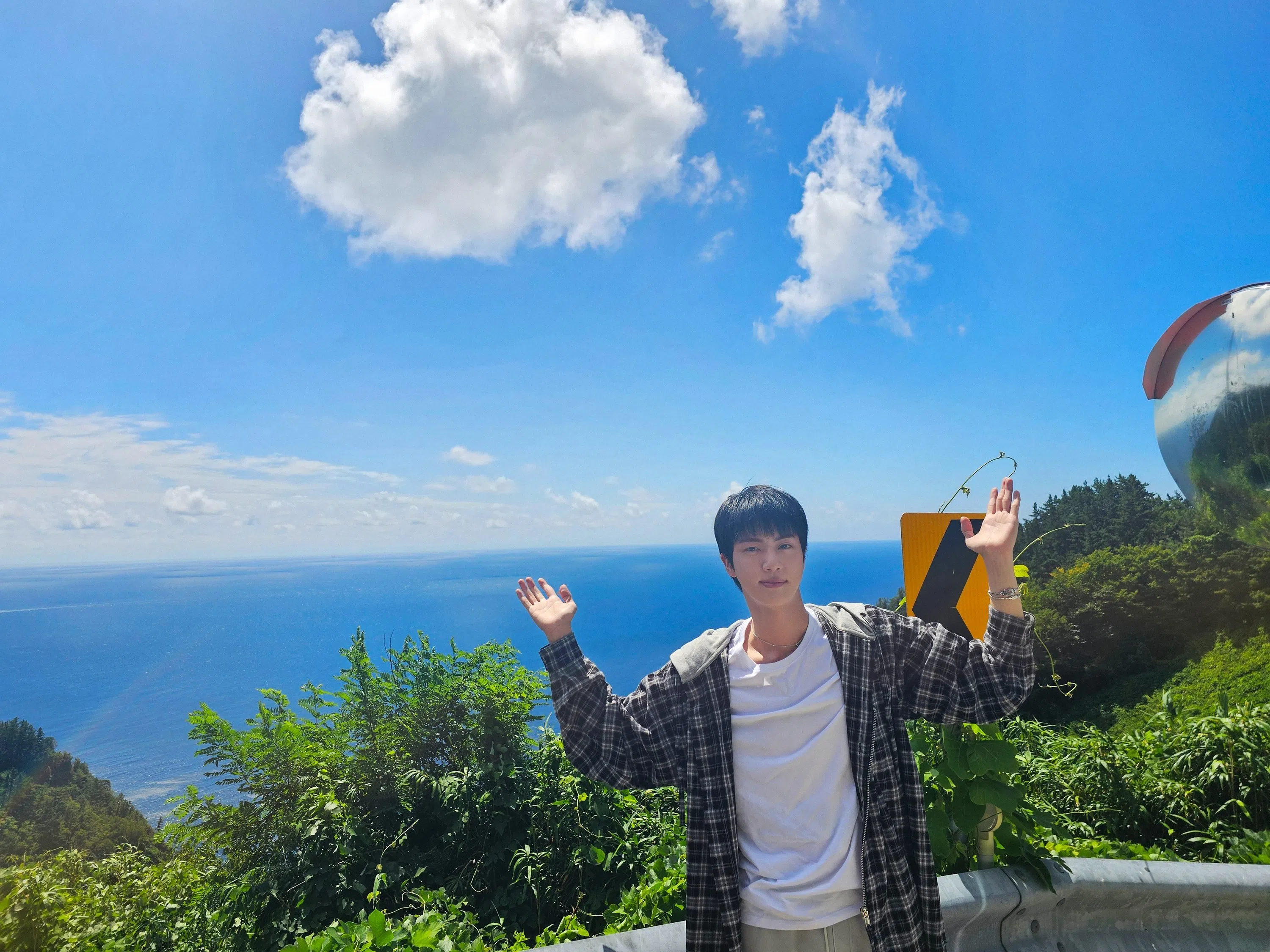 BTS老大Jin活跃于综艺节目，近日亮相Netflix综艺节目《奇案84的奇趣民宿》。（取自BTS官方X）