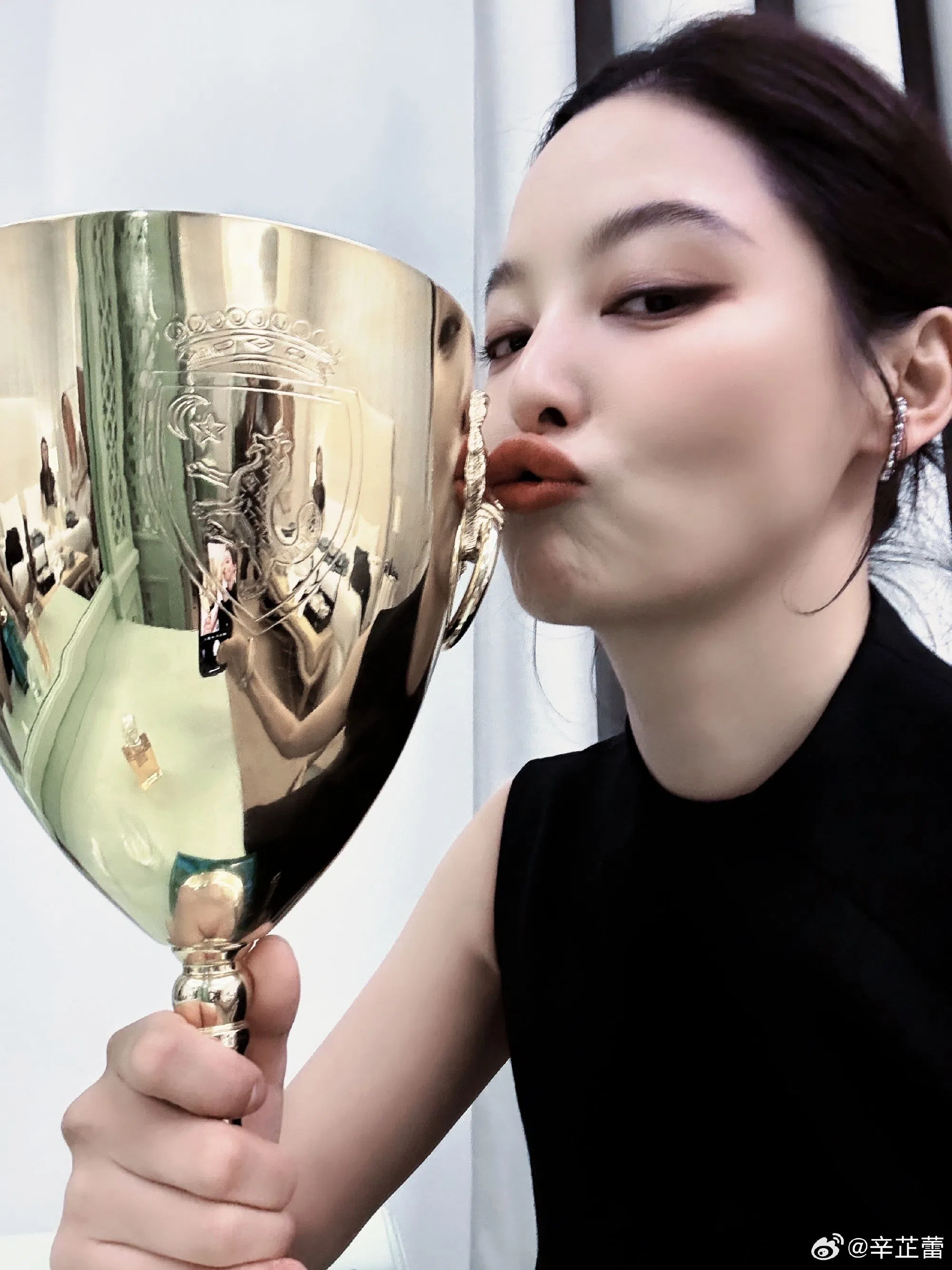 辛芷蕾从演艺圈底层的龙套左起，终于成功摘下威尼斯影展影后荣衔。（取自辛芷蕾微博）