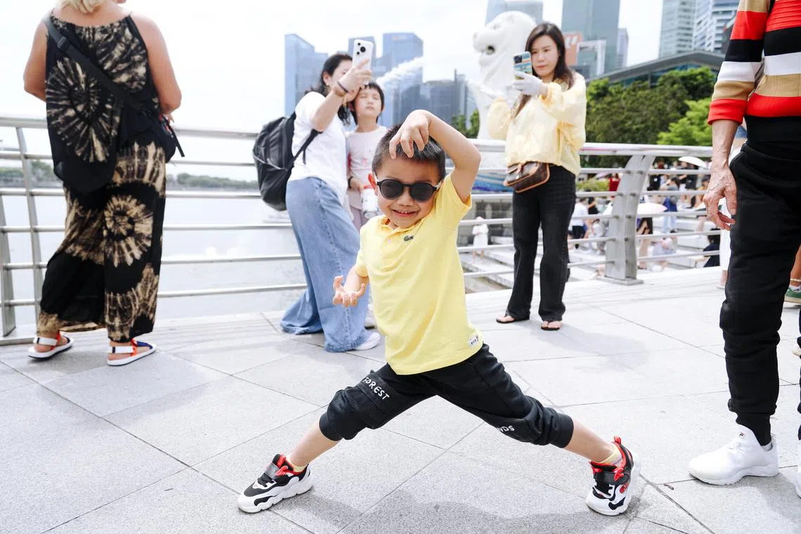 广州游客黄俊的孩子，在照相机前显得格外兴奋。（刘欣怡摄）