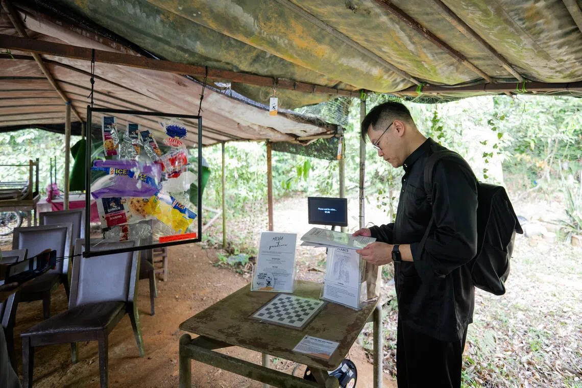 《山中无老虎》以Warung Pak Ahmad为“演出前台”，设置解说和展品。（Joseph Nair摄／戏剧盒提供）