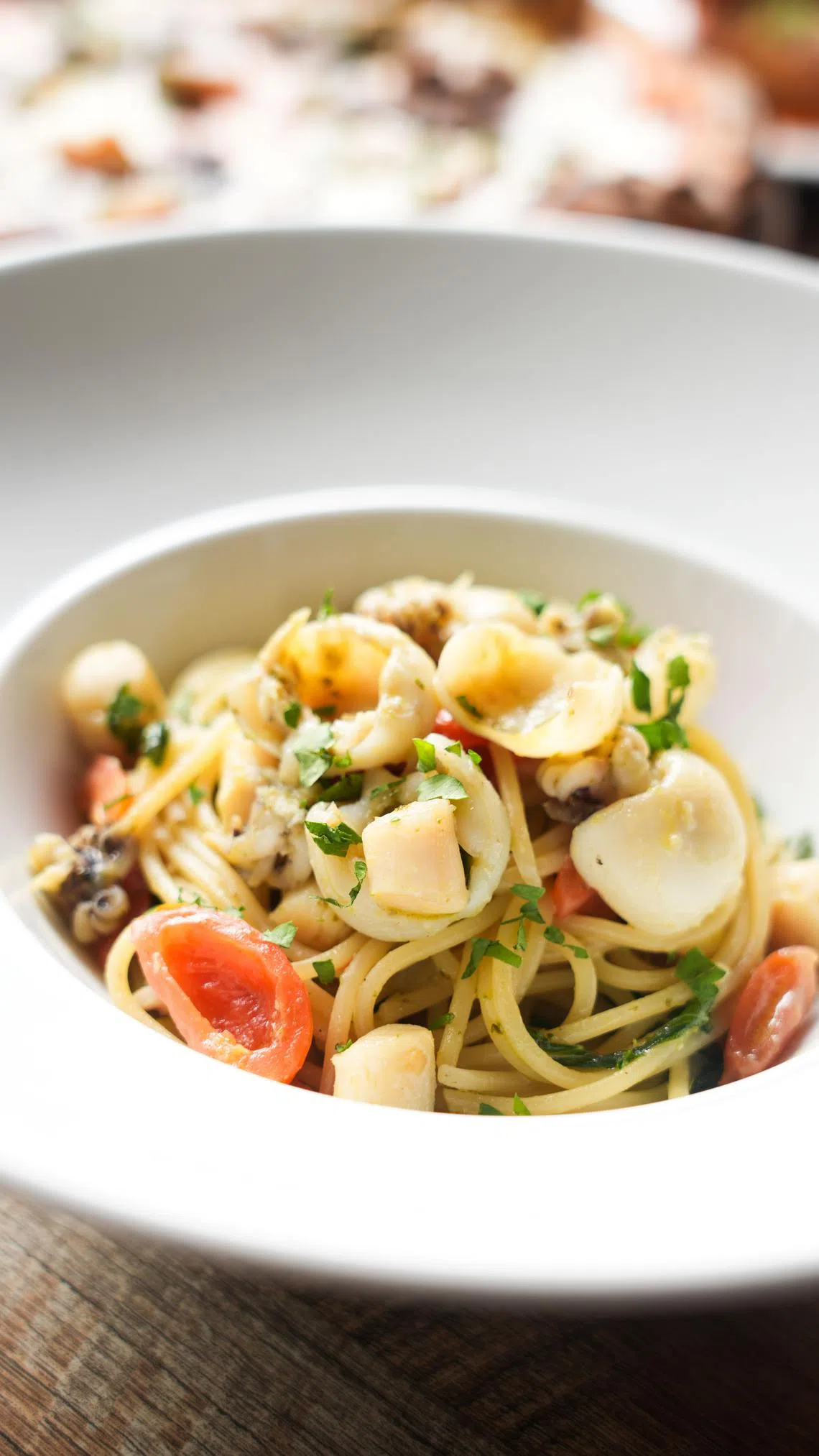 La Pizzaiola的白酒酱海鲜意大利面有小章鱼和小带子。（餐馆提供）