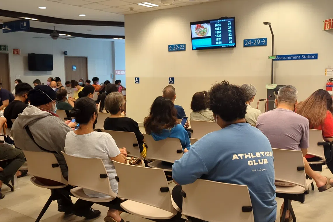 卫生部5月最新数据显示，综合诊疗所看诊最久的中位数为17分钟，最短只有一分钟。（视频截图）