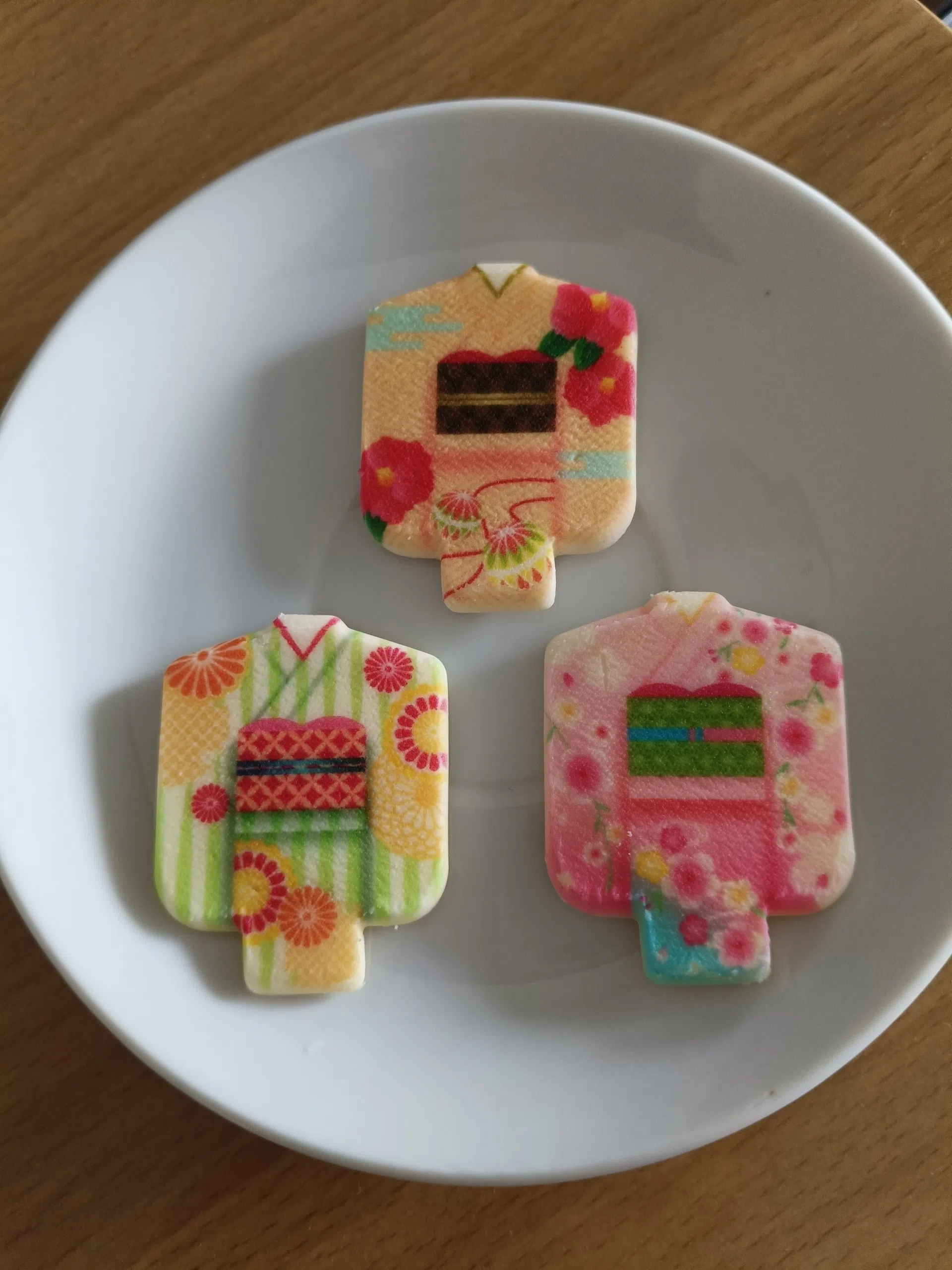 色彩鲜艳的和服饼干。（雨雾摄）