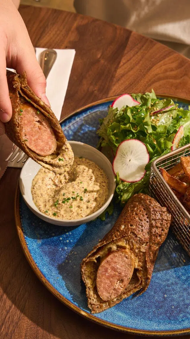 世界城的French Fold有独家的烤猪肉香肠咸可丽饼。（餐馆提供）