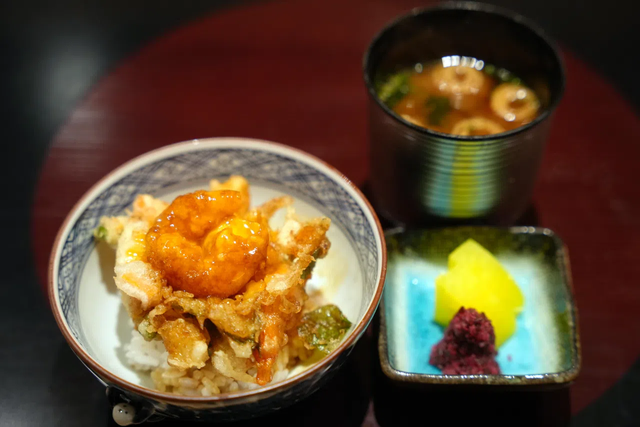 天丼分量适中，作为收尾的主食用来饱腹，显得刚刚好。（谢智扬摄）