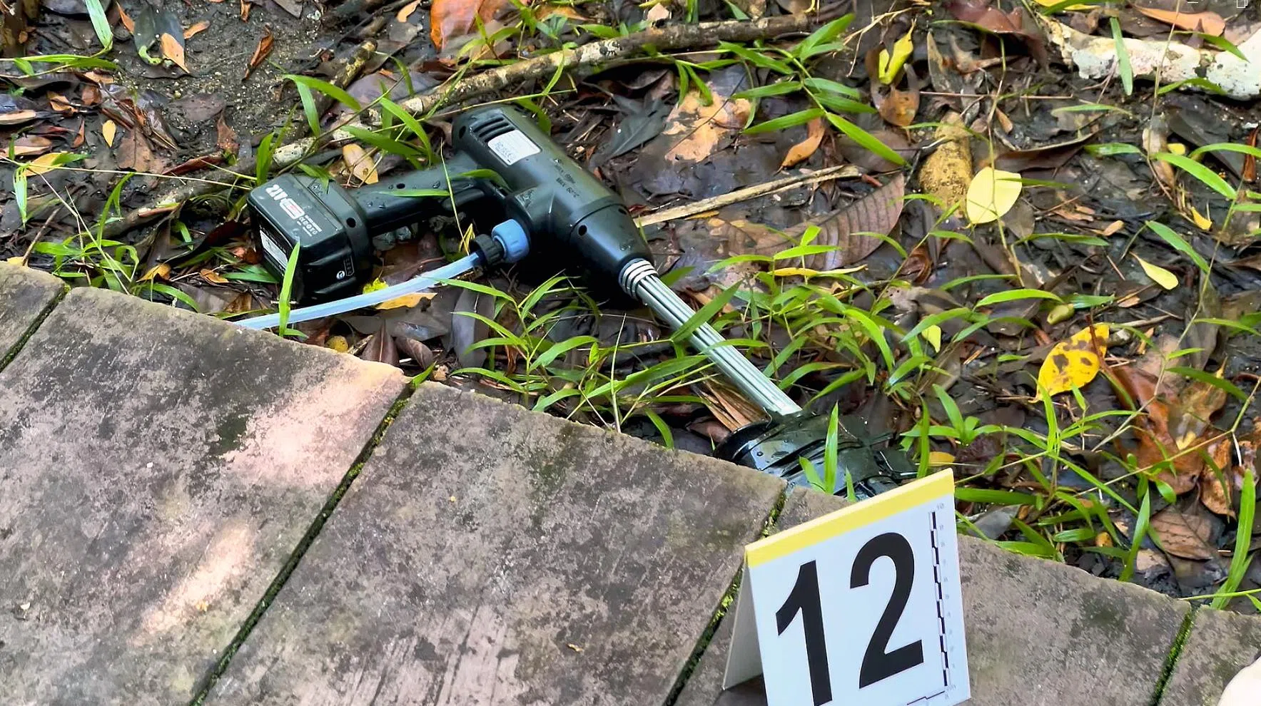 警方在现场找到一个由高压清洗机和可燃液体构成的自制喷火器。（新加坡警察部队提供）