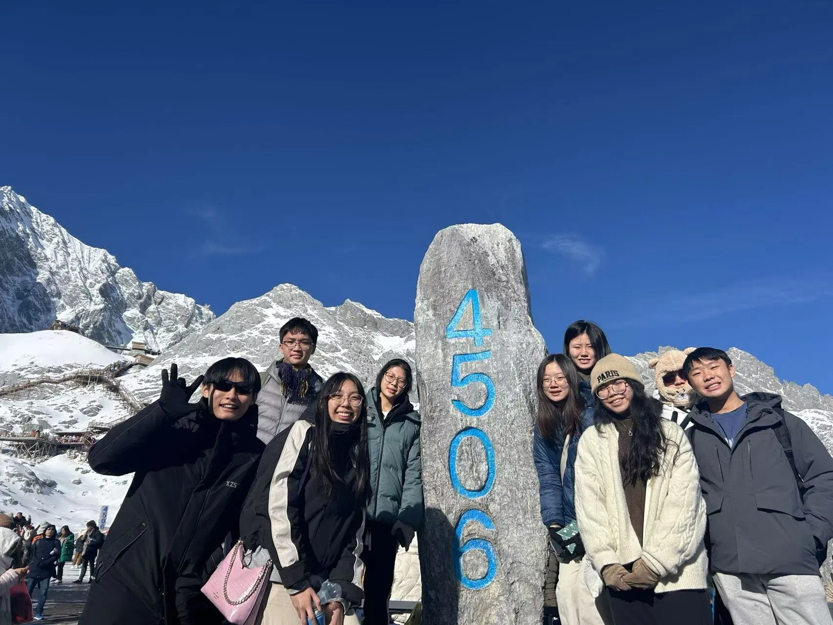 玉龙雪山是纳西族的神山，据说其5596米高的主峰至今未有人能成功登顶。（华侨中学高中部曾陶晋豪摄）