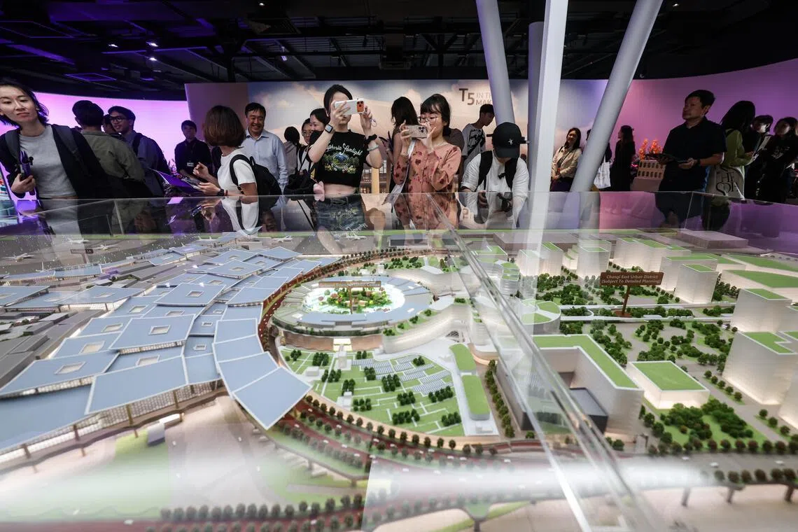 展区内陈列的模型，让访客一览樟宜东发展计划的整体布局，包括T5、樟宜东商业休闲区和樟宜东工业区等项目所在位置；墙上的解说板则简要介绍各项目的重点内容。（关俊威摄）