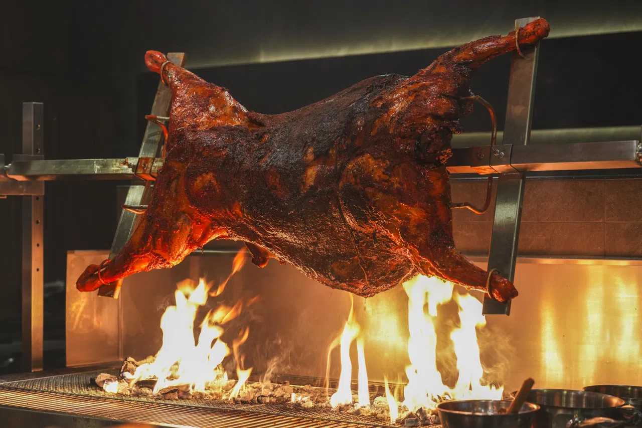 餐馆获得清真食品认证，为食客提供地中海香料烤全羊。（餐馆提供）
