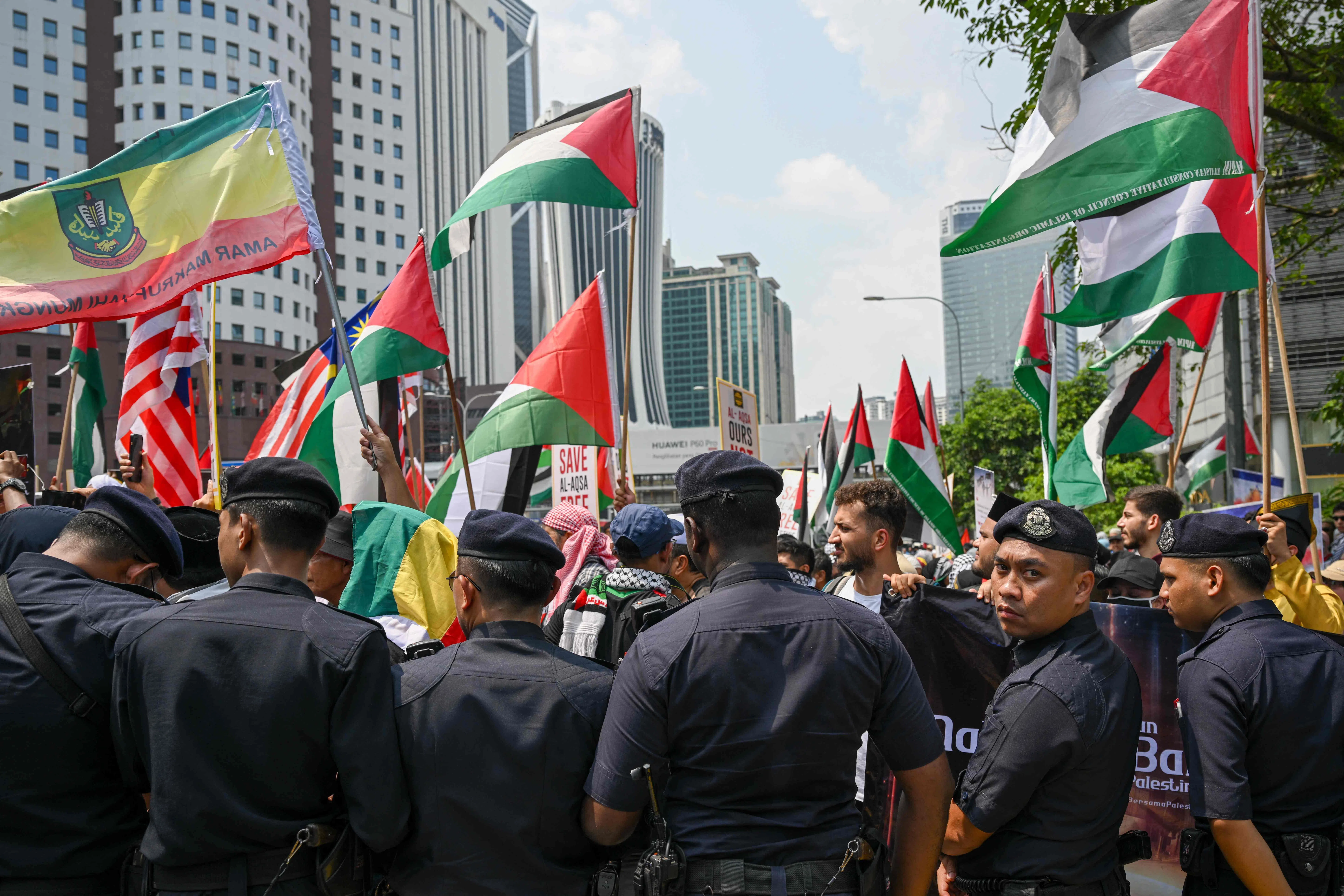 在10月13日的一场挺巴集会上，示威群众试图步行到吉隆坡的美国大使馆外抗议，遭警方阻止。（法新社）