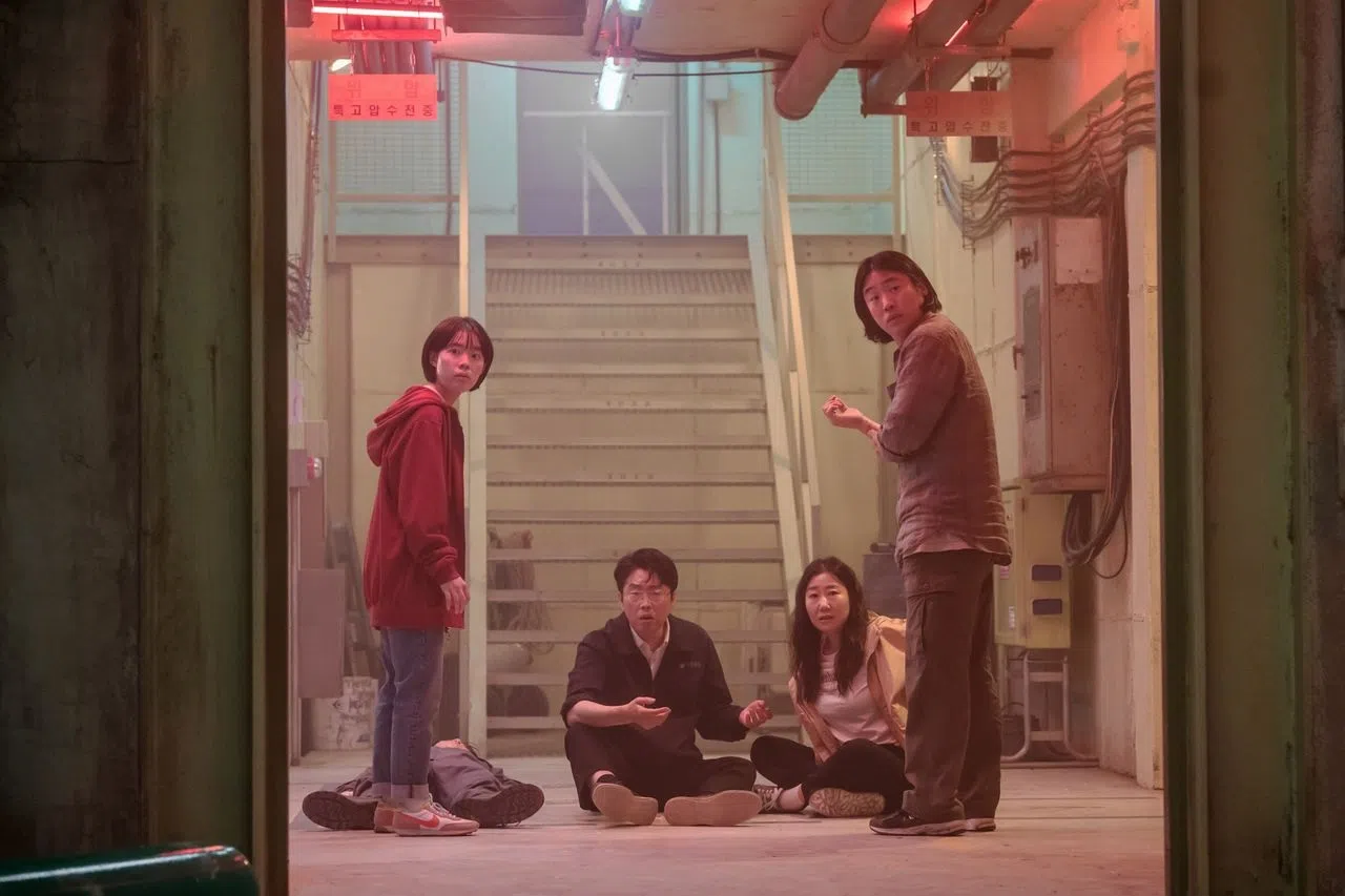 李在仁（左起）、金熙元、罗美兰和安宰弘，在片中经历器官移植后拥有特异功能。（嘉华院线提供）