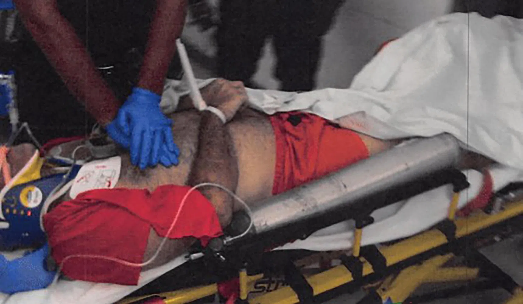 美国司法部2月9日公布的档案照显示，2019年8月，爱泼斯坦被发现在纽约牢房内上吊，医护人员为他实施心肺复苏。（法新社）