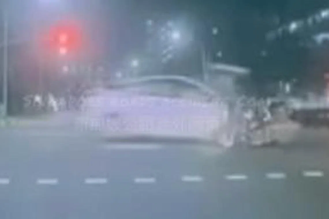 白色轿车右转时与电单车相撞，骑士和后座乘客被抛飞。（取自网络）