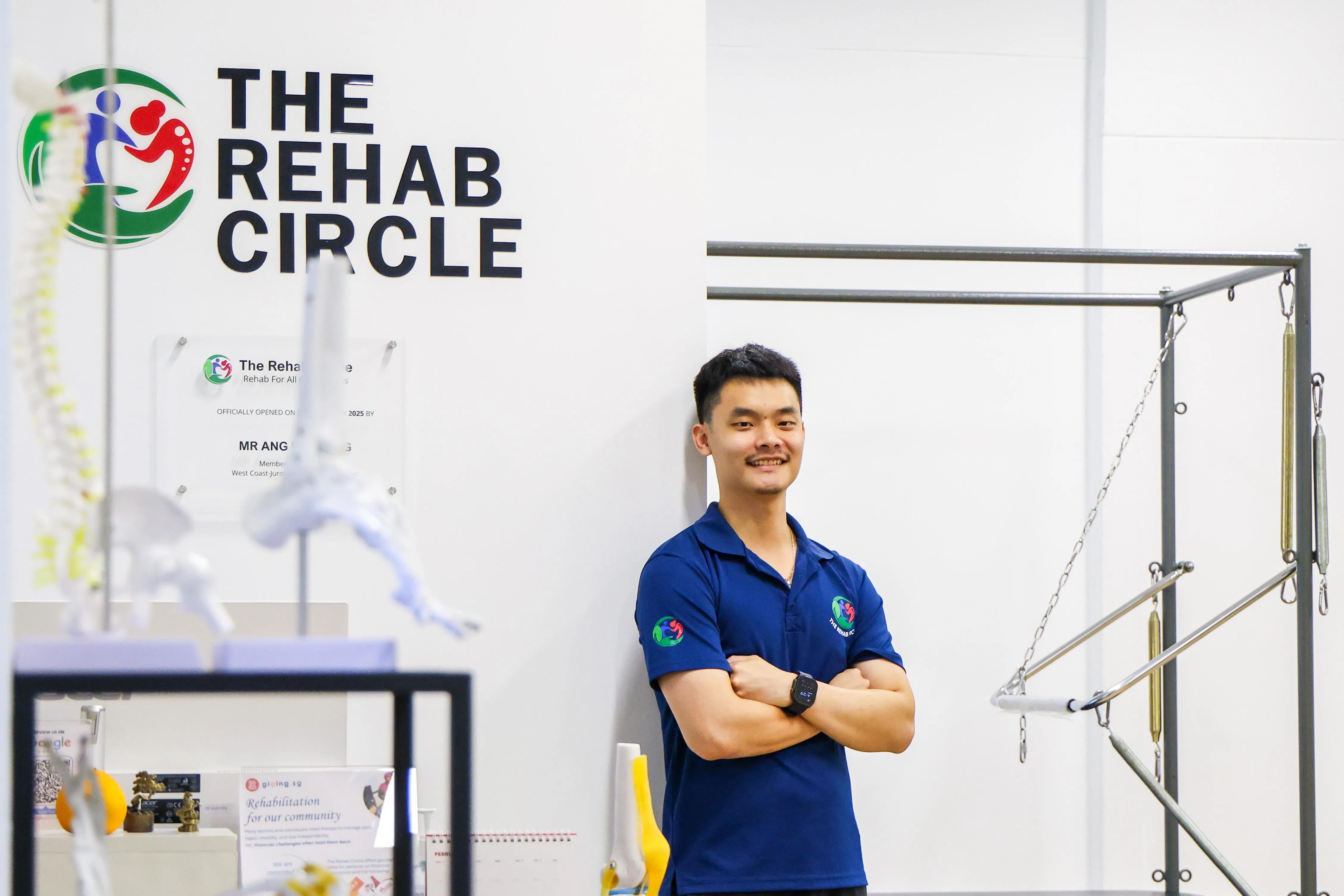 物理治疗慈善诊所The Rehab Circle总经理兼资深物理治疗师黄国雄提醒：练习时要保持呼吸顺畅，不要憋气。（陈斌勤摄）