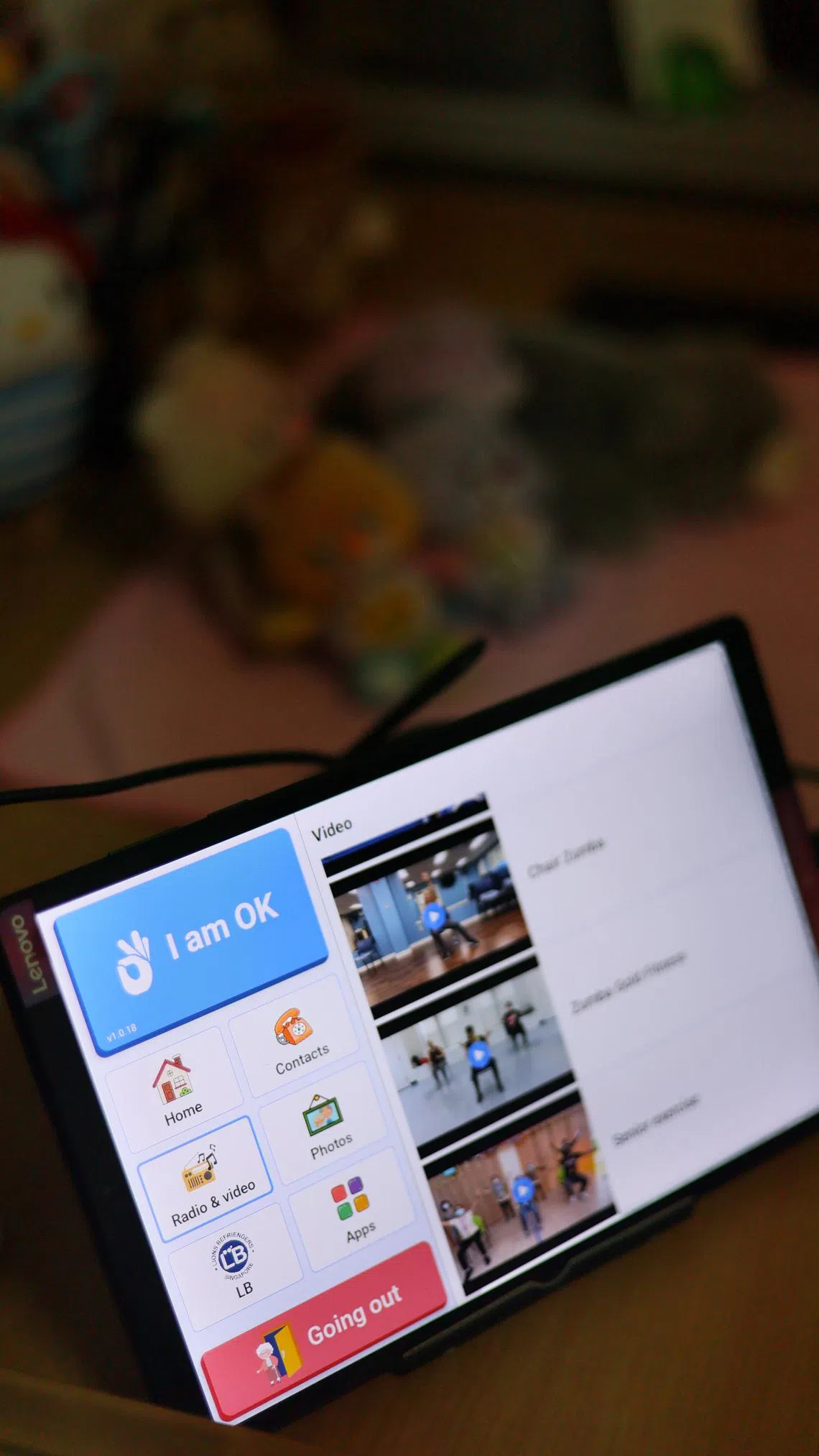 狮子乐龄之友协会为独居老人提供i-OK@LB平板电脑，方便他们报平安并与外界保持联系。（龙国雄摄）