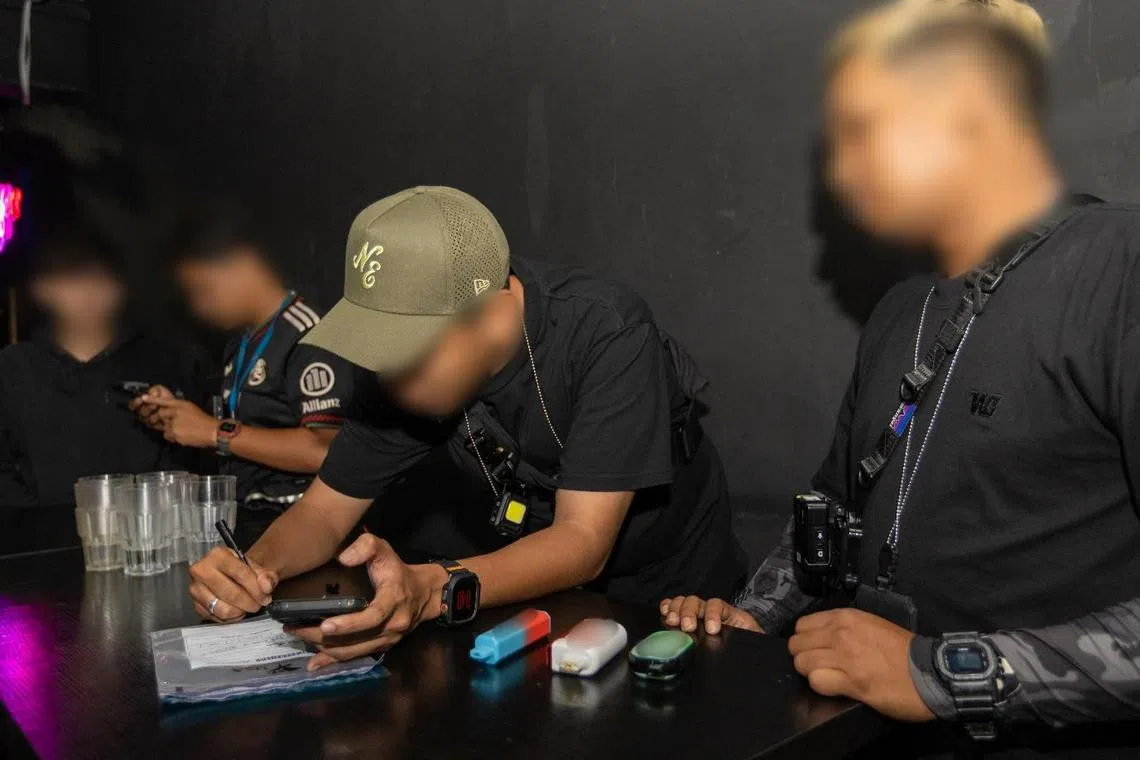 七大警署和刑事侦查局在中央肃毒局和卫生科学局的支援下，在8月15日至23日针对全岛酒吧、夜店和卡拉OK开展16次联合执法行动。（新加坡警察部队提供）