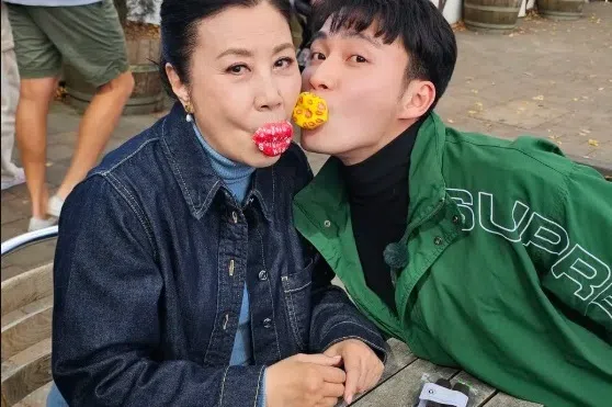 汪明荃带靓仔哥游世界 罗家英：她什么都不懂只会炒饭