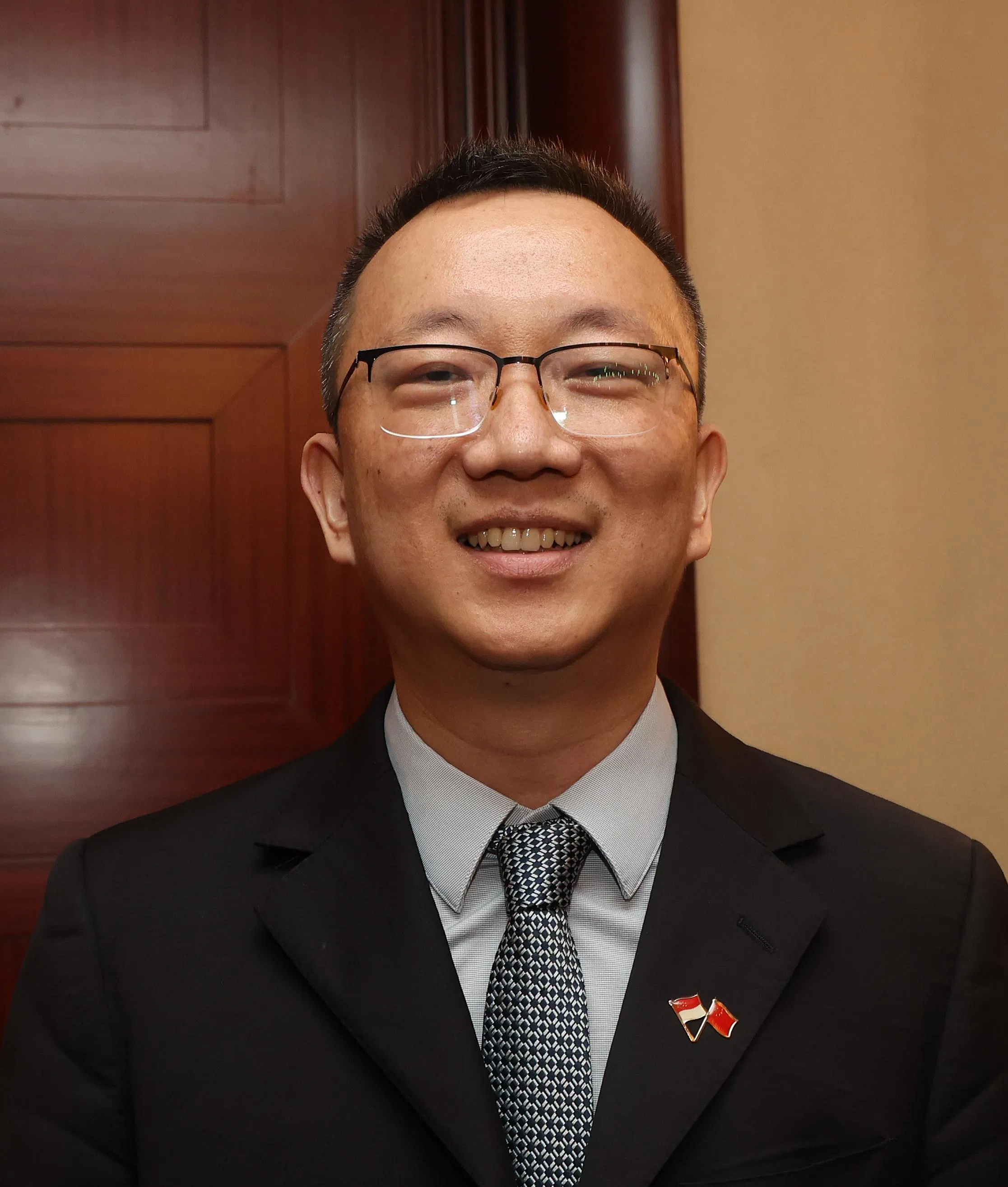 中国驻新加坡大使馆临时代办朱憬希望早报有自己独立的思考、独立的想法，来更加客观全面报道中国、报道全世界的新闻。（唐家鸿摄）